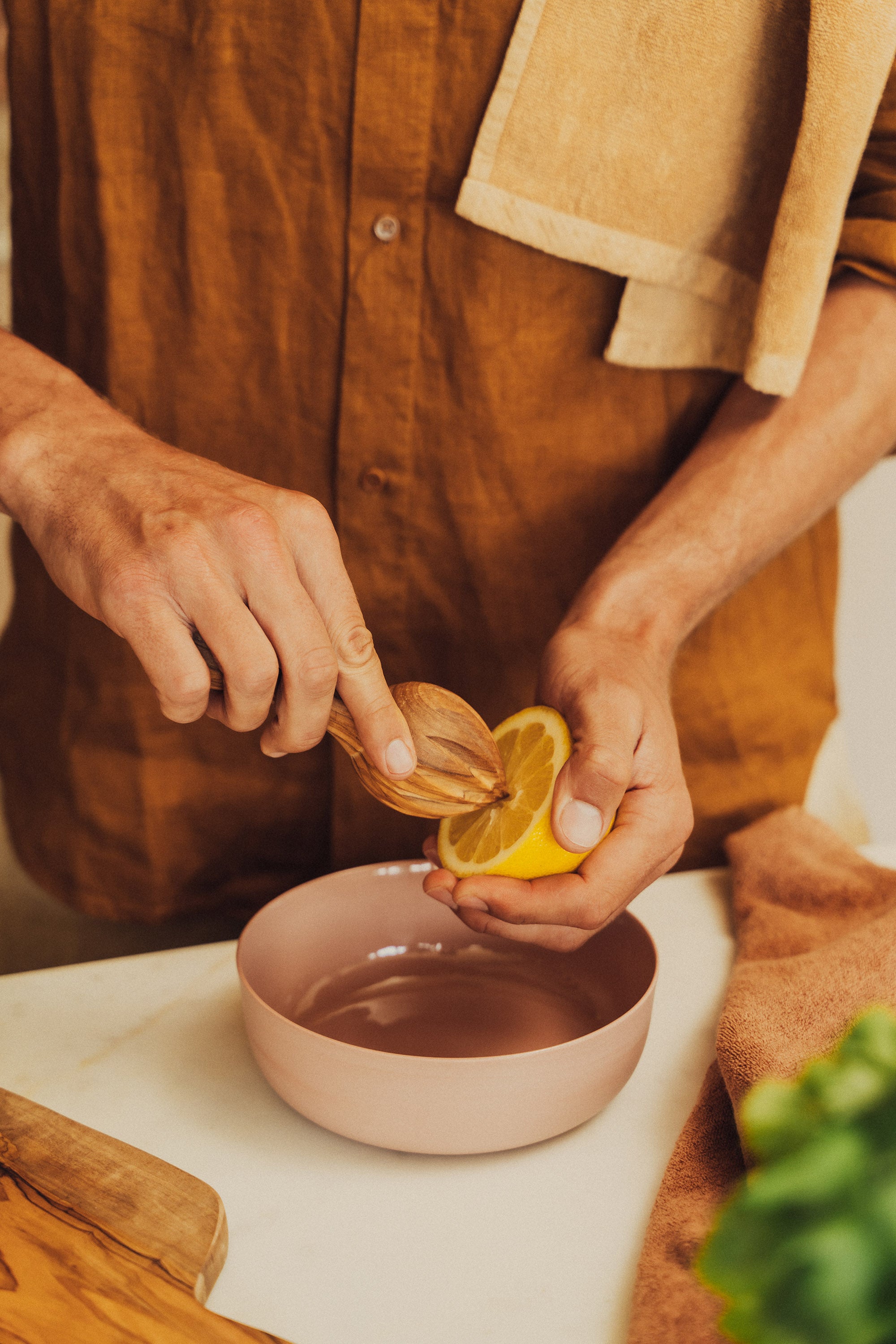 Premium Olive Wood Lemon Reamer - Handcrafted Citrus Juicer for Fresh Lemonade & Cocktails - Perfect for Kitchen, Bar & Home Use