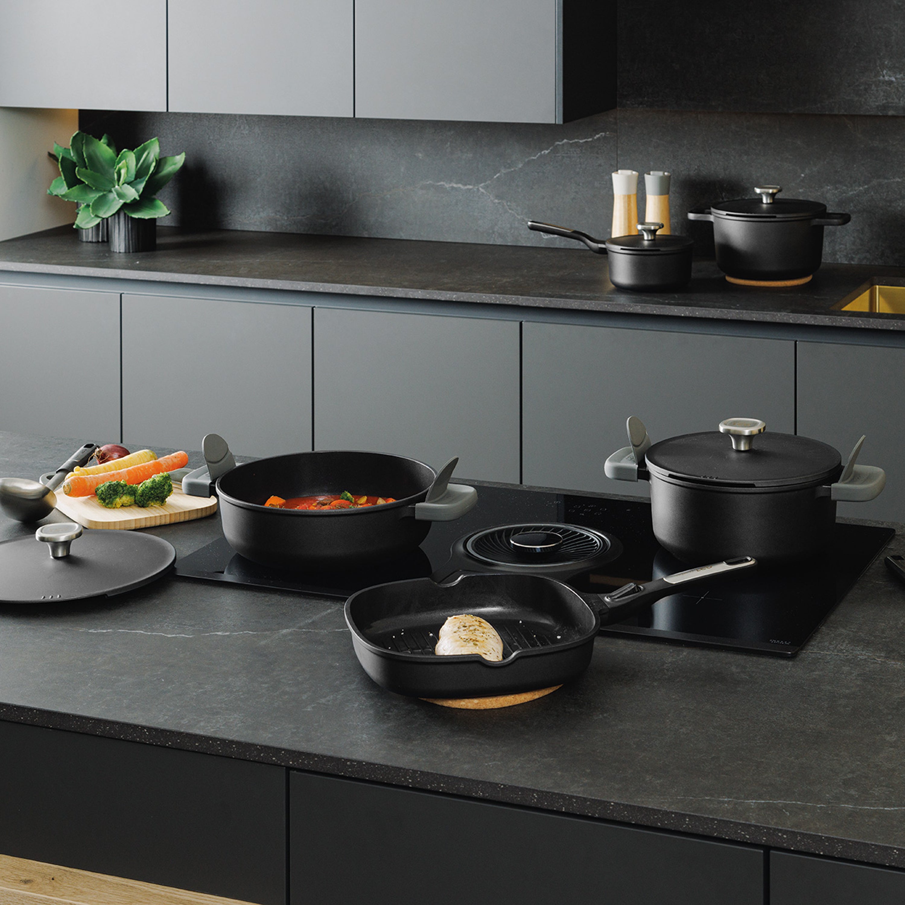 BergHOFF Leo Phantom Nonstick Ceramic 11-Inch Stockpot 7.6 Quart with Lid - Eco-Friendly Recycled Material - Perfect for Soups, Stews, Pasta & Family Cooking