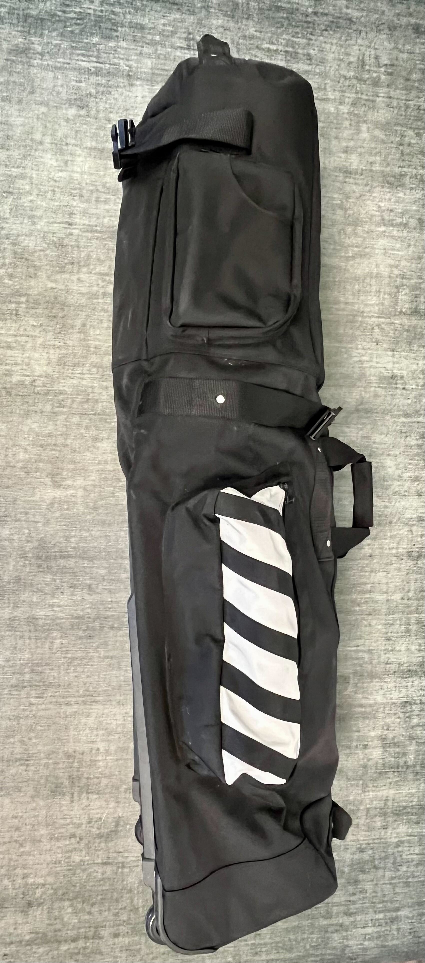 Amazon Basics Soft Sided Black Wheeled Golf Travel Bag - Lightweight Durable Golf Club Carrier with Wheels for Easy Transport | Perfect for Air Travel, Golf Tournaments & Vacation Getaways