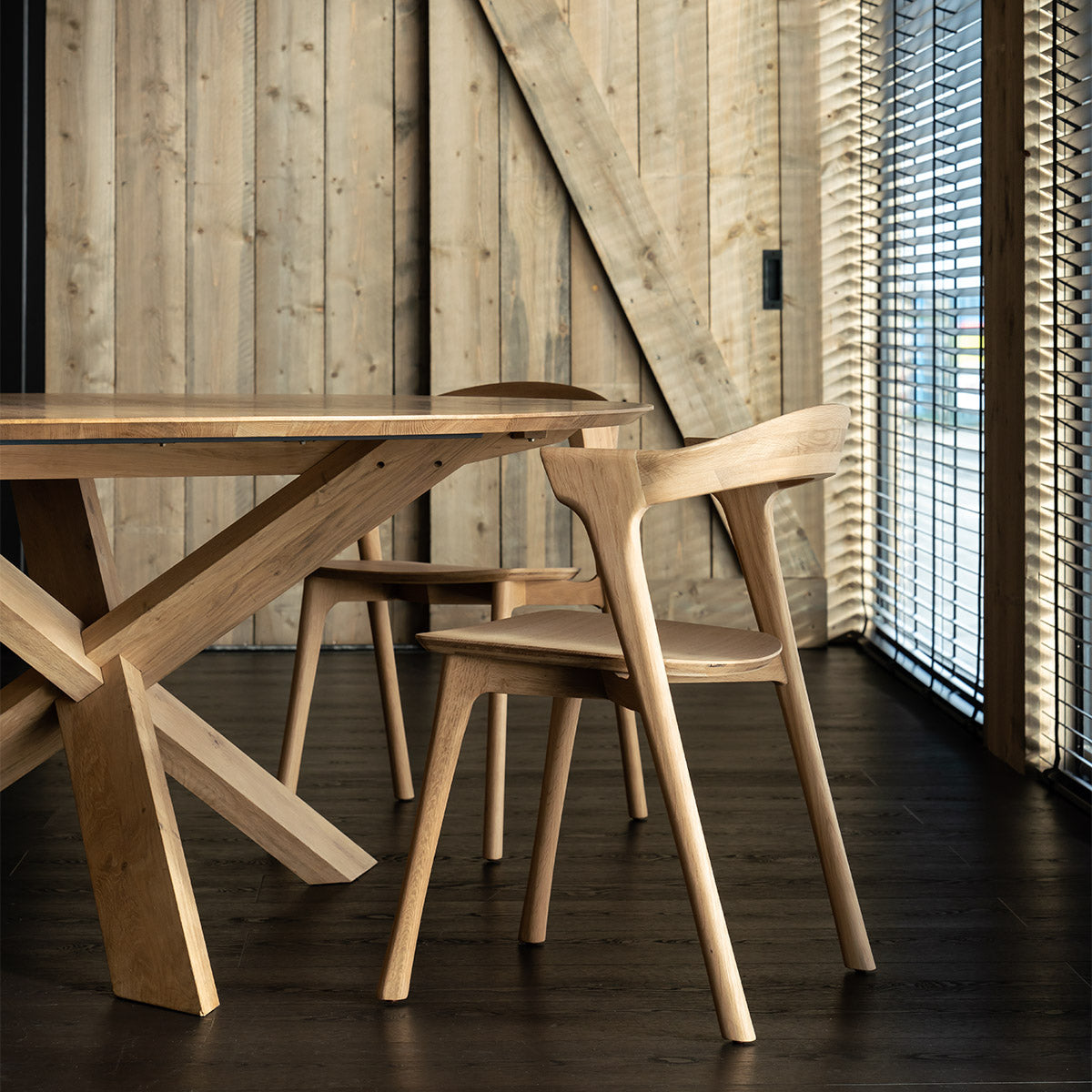 Round Oak Dining Table 54 Inch - Perfect for Small Spaces, Kitchen Nooks & Cozy Family Gatherings