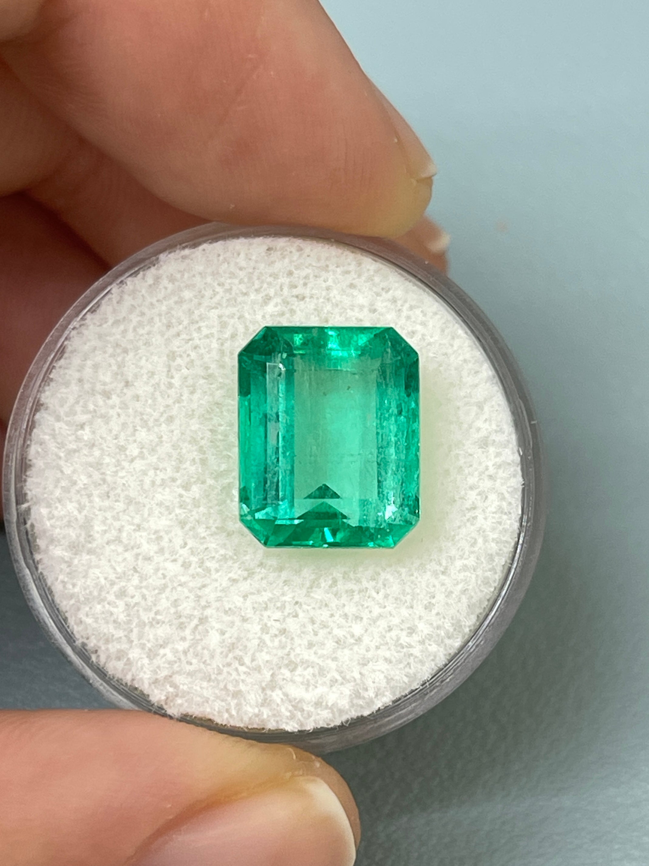 5.50 Carat 11.8mm x 9.7mm Medium Green Natural Loose Colombian Emerald - Classic Emerald Cut Gemstone for Jewelry Making, Engagement Rings & Luxury Gifts