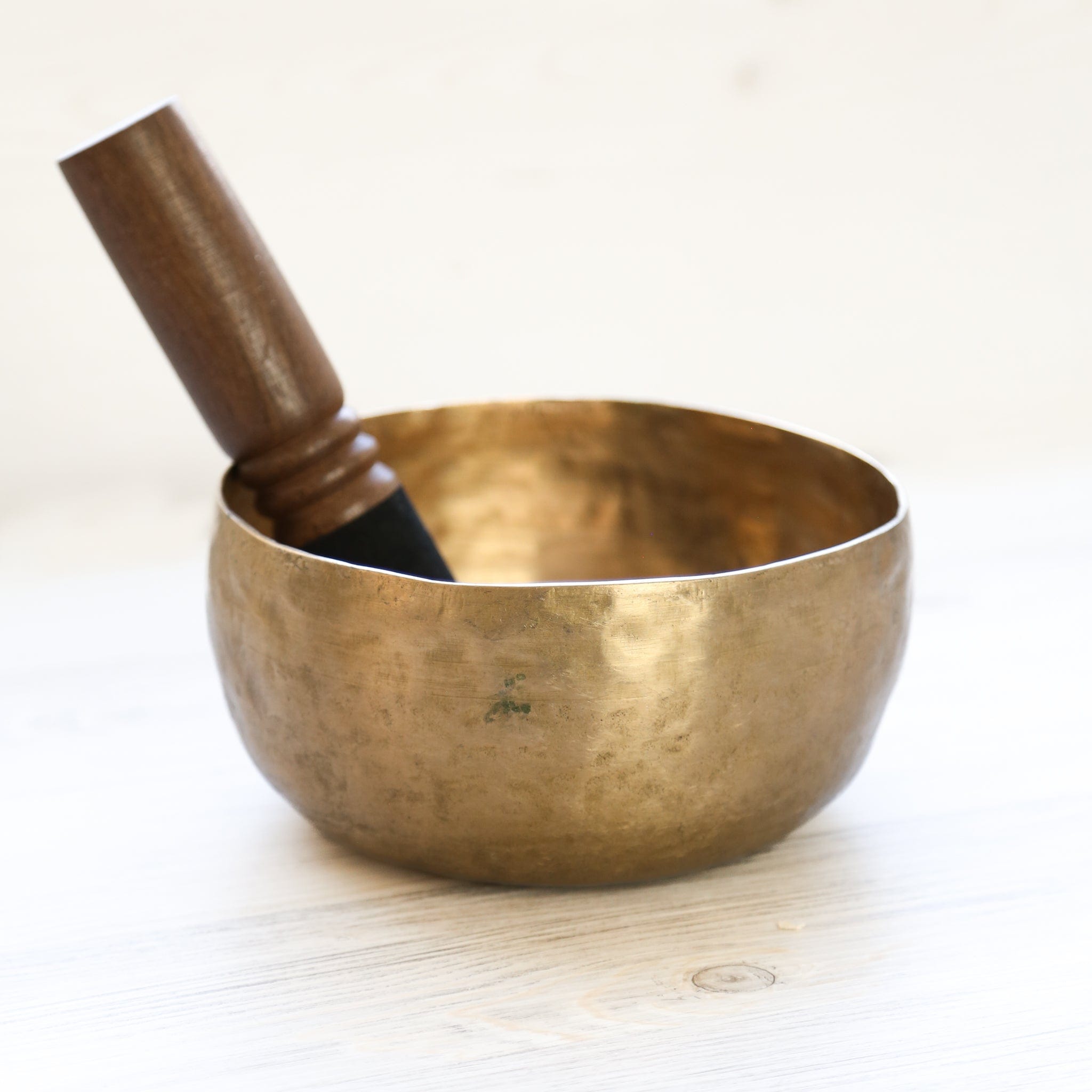 Antique Singing Bowl for Sacral Chakra Healing - 147 Hz Tibetan Meditation Instrument - Perfect for Yoga, Sound Therapy & Spiritual Practices