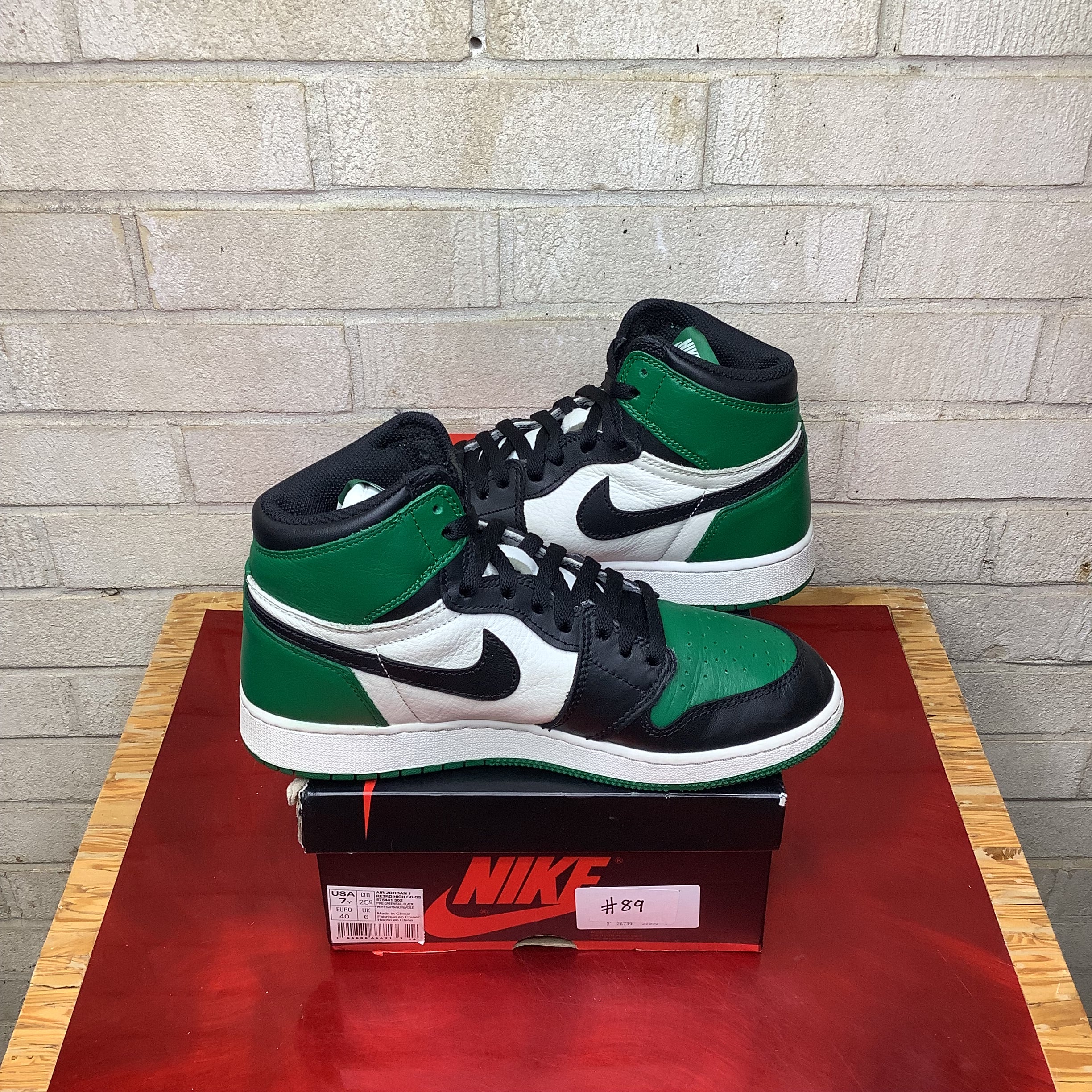 Original Air Jordan 1 Retro High OG 'Pine Green' Men's Basketball Shoes Size 7 (575441-302) - Perfect for Sneaker Collectors & Streetwear Fashion