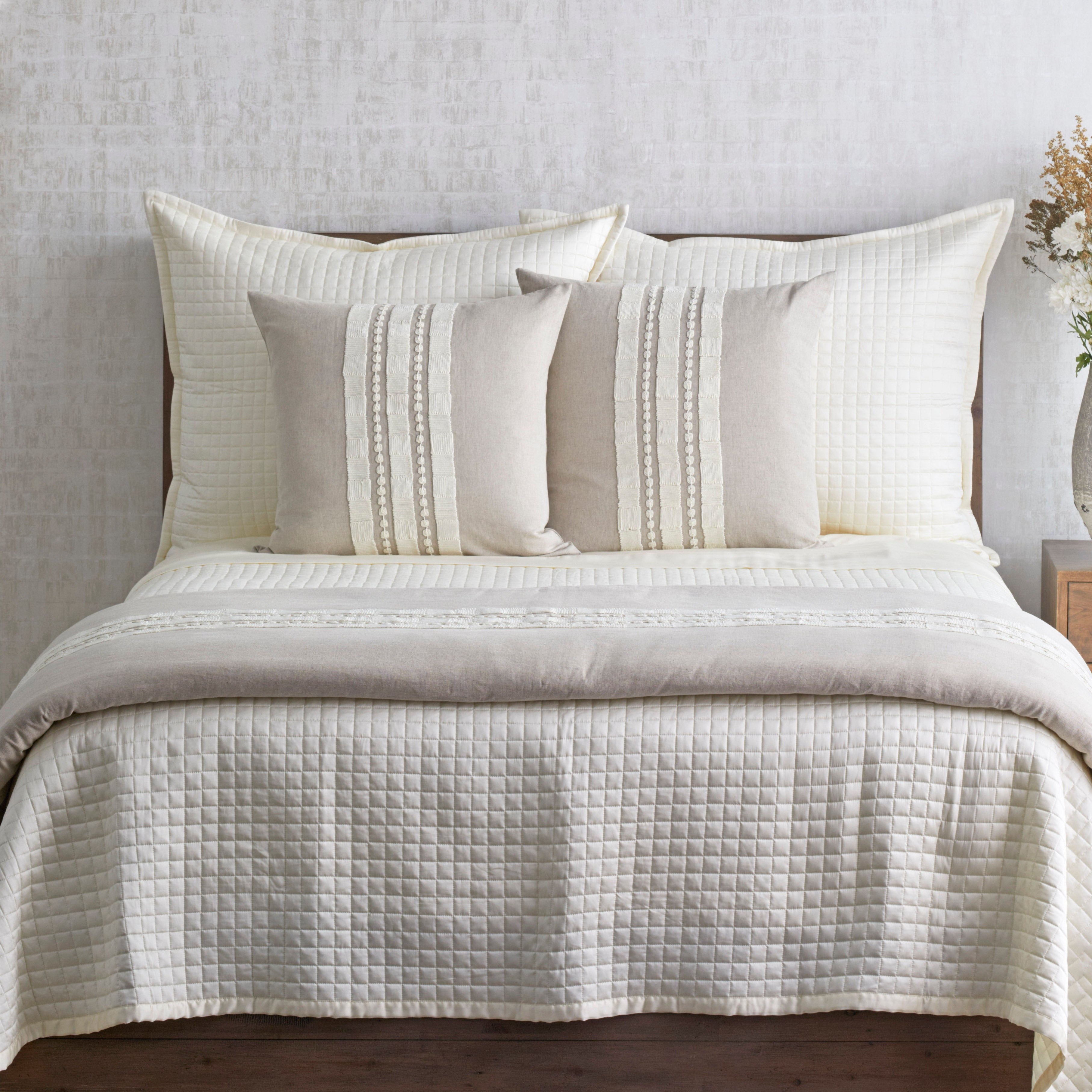 Echelon Throw Blanket - Soft & Cozy Fleece Throw for Couch, Bed, and Sofa - Perfect for Relaxing, Lounging, and Staying Warm at Home