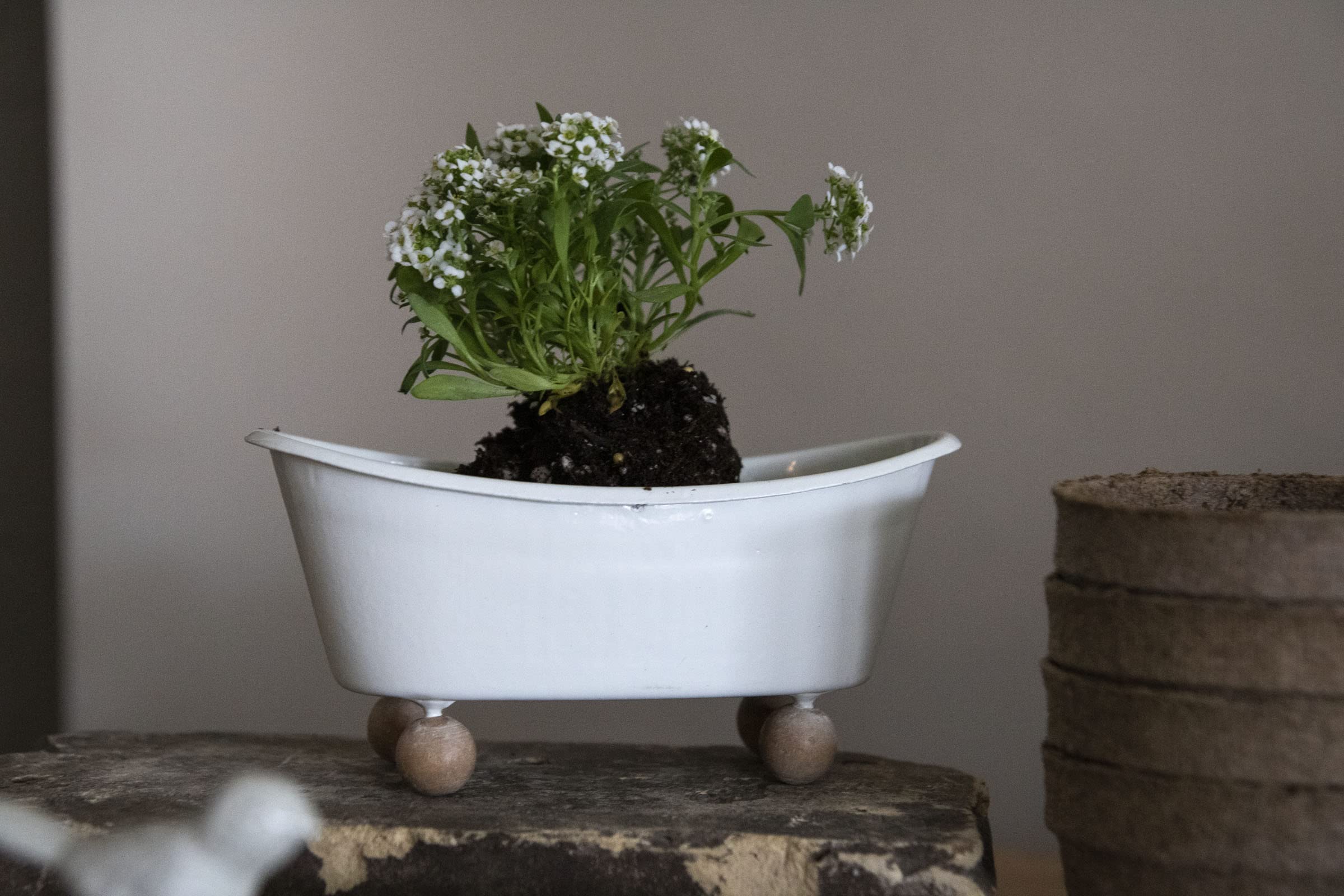 Foreside Home & Garden White Enamel Soap Dish with Wood Bead Feet - Rustic Bathroom Organizer for Bathtub, Shower, and Sink Countertop Decor