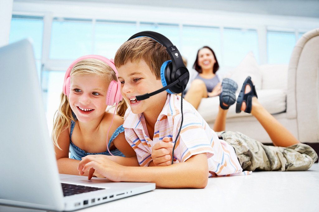 Kriogor Pink Gaming Headset for Girls with Microphone - 3.5mm Wired PC Headphones Compatible with PS4, Xbox One, Laptop & Computer - Perfect for Online Gaming, Streaming & Video Calls