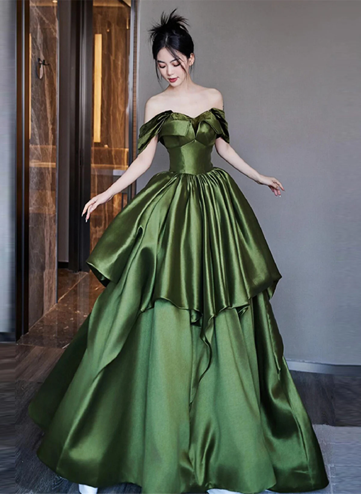 Elegant Green Satin Off-Shoulder Long Formal Prom Dress for Women - Perfect for Homecoming, Evening Gala & Special Occasions