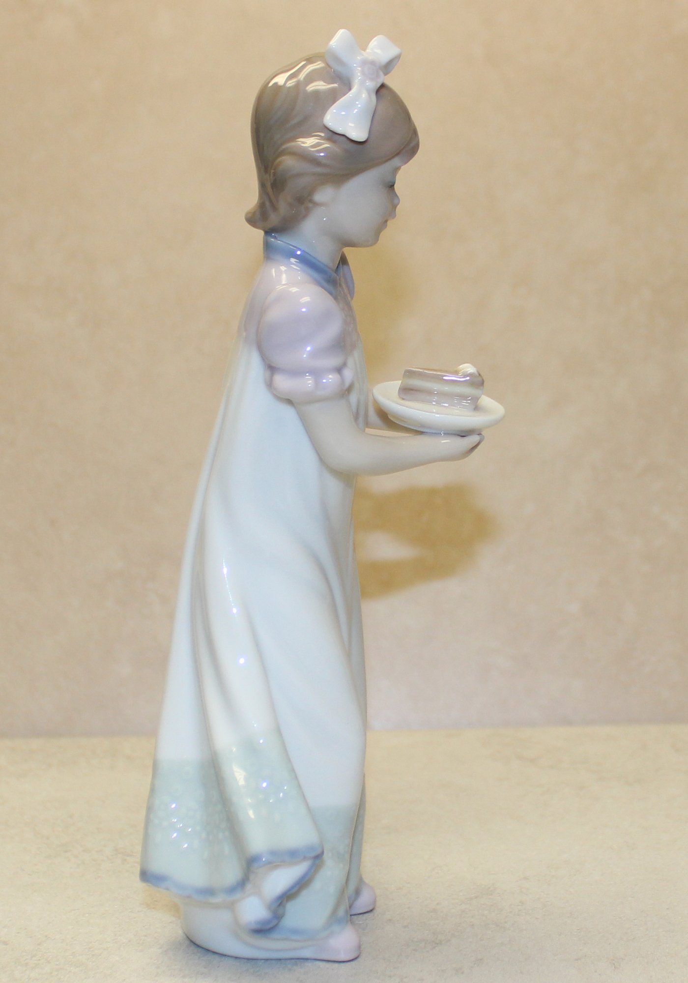 Lladro #5429 Happy Birthday Figurine - Exquisite Porcelain Collectible for Birthdays, Anniversaries & Special Occasions | Perfect Gift for Loved Ones & Home Decor
