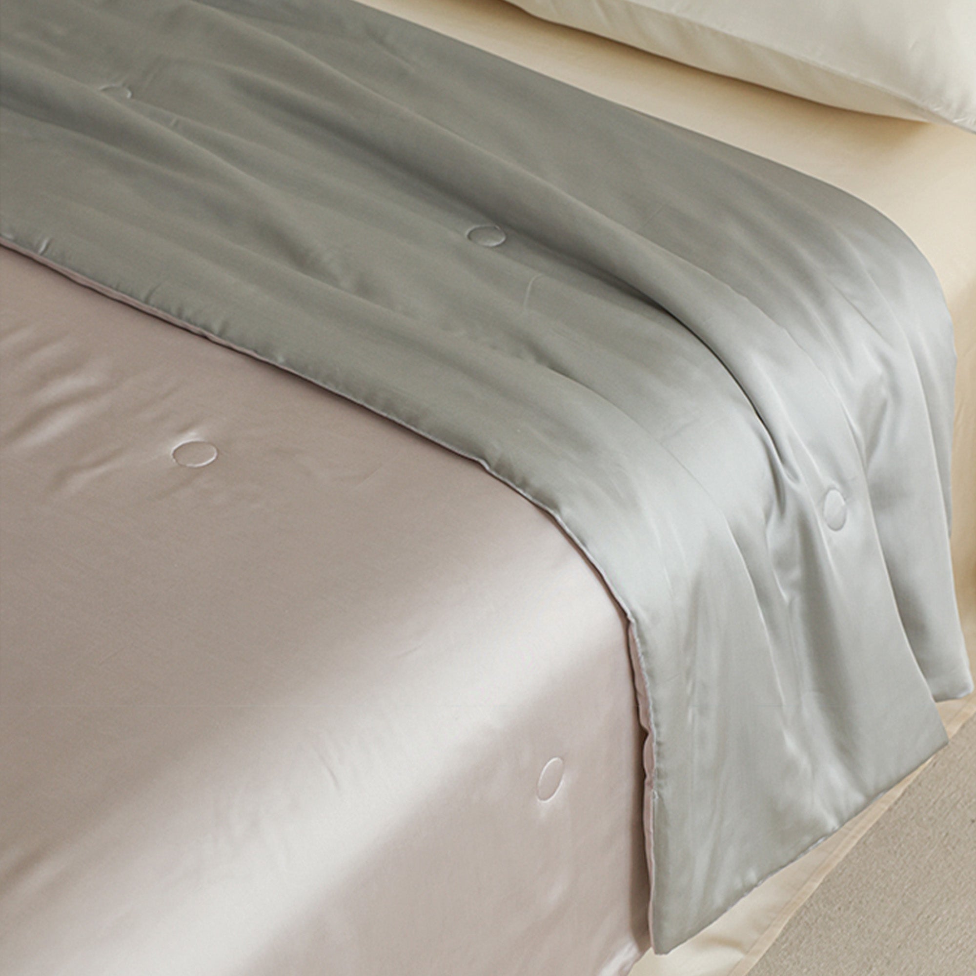 LunaMist Summer Comforter - Ultra Soft, Cooling & Breathable Queen Size Bedding - Machine Washable Lightweight Blanket for Hot Sleepers - Perfect for Bedroom, Guest Room & Dormitory