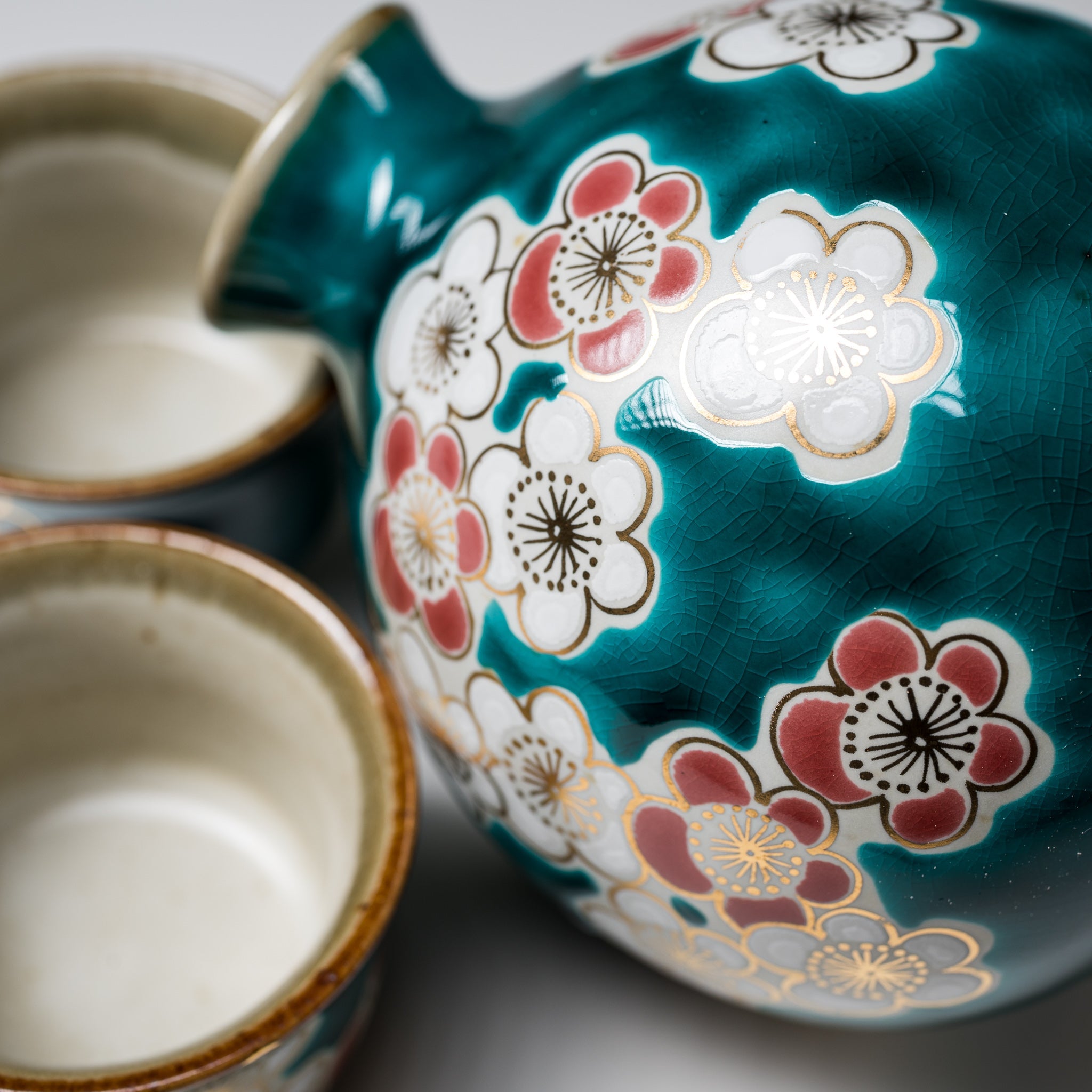 Premium Kutani Ware Japanese Sake Set - Plum Blossom Design, Traditional Hand-Painted Ceramic Sake Bottle & Cups Gift Set - Perfect for Japanese Tea Ceremonies, Sake Tasting & Cultural Gift Giving