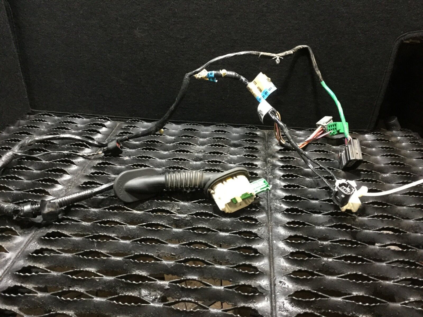 Genuine OEM Ford Escape Rear Right Passenger Side Door Wire Harness - Compatible with 2001-2007 Models - Perfect for Electrical Repairs & DIY Auto Maintenance