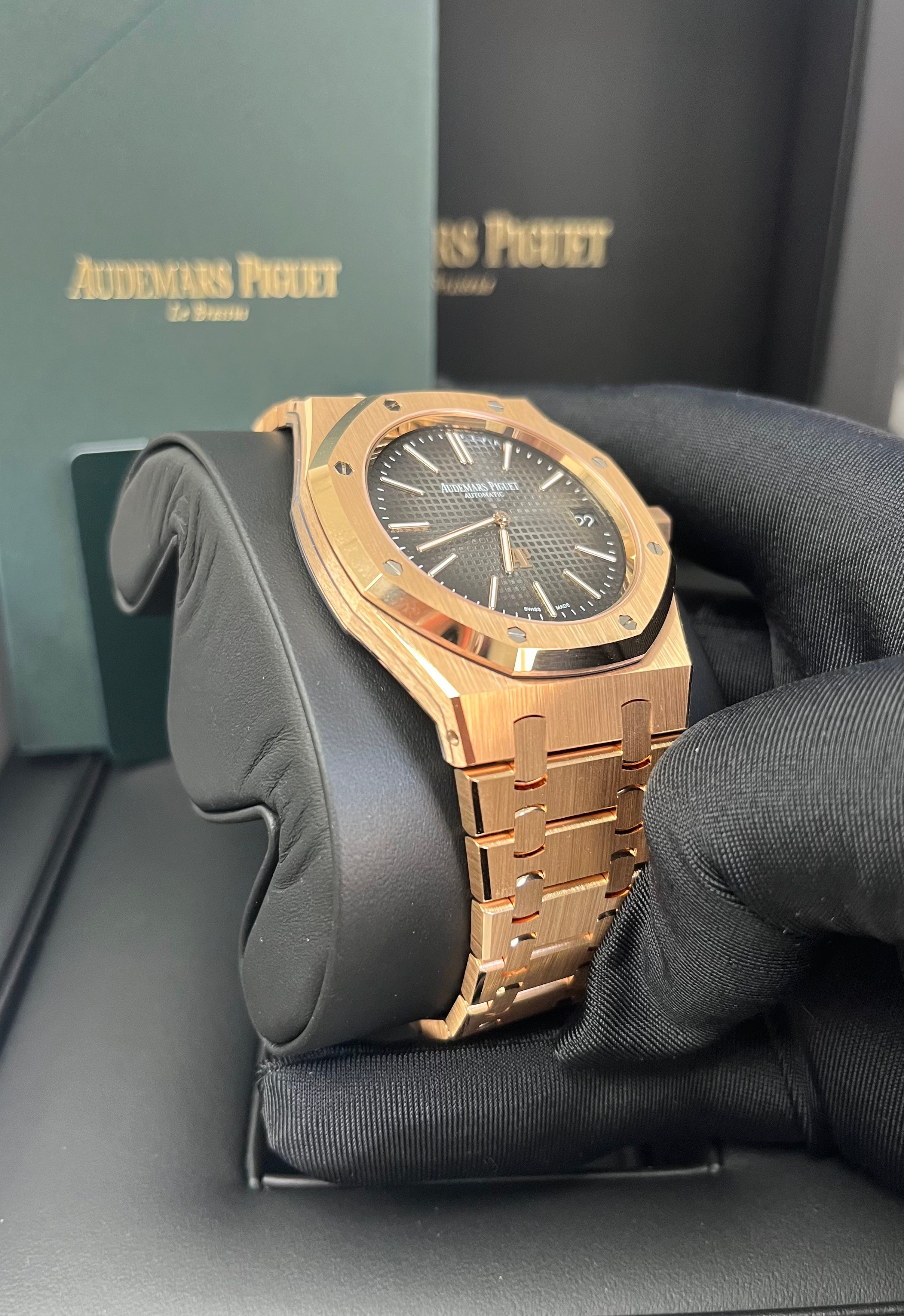 Audemars Piguet Royal Oak Jumbo 16202OR Extra Thin 39mm 18K Rose Gold Men's Luxury Watch - Perfect for Business Meetings & Formal Occasions