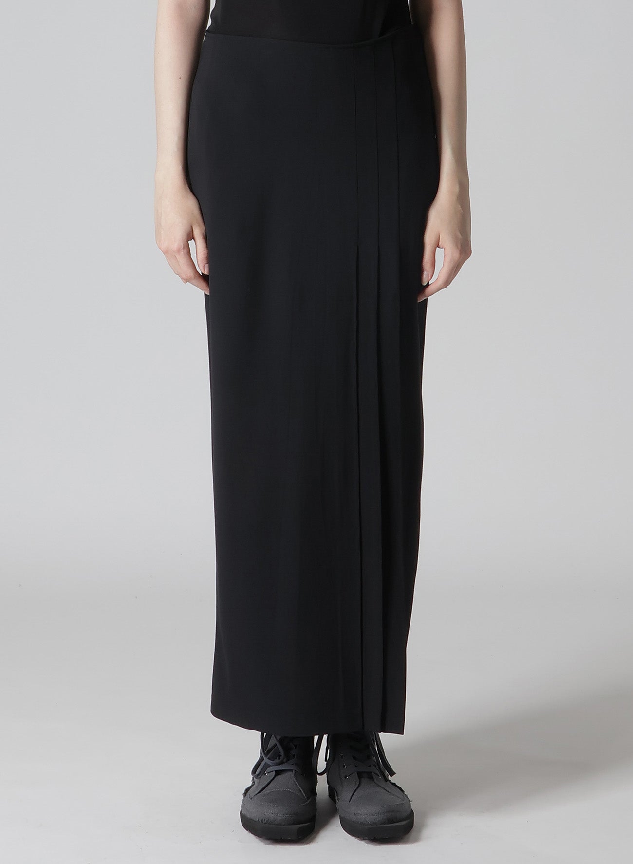 Damaged Gabardine Slim Skirt with Tuck Detail - Women's Fashion Staple for Office, Party & Casual Outfits