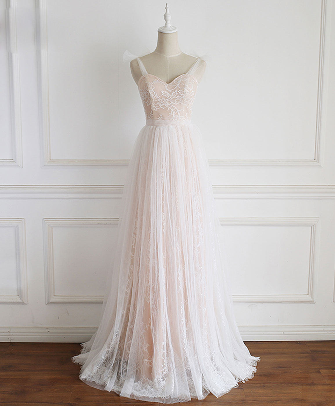 Elegant Champagne Sweetheart Tulle Lace Long Prom Dress for Formal Evening Gowns - Perfect for Homecoming, Prom Night, Wedding Guest & Special Occasions