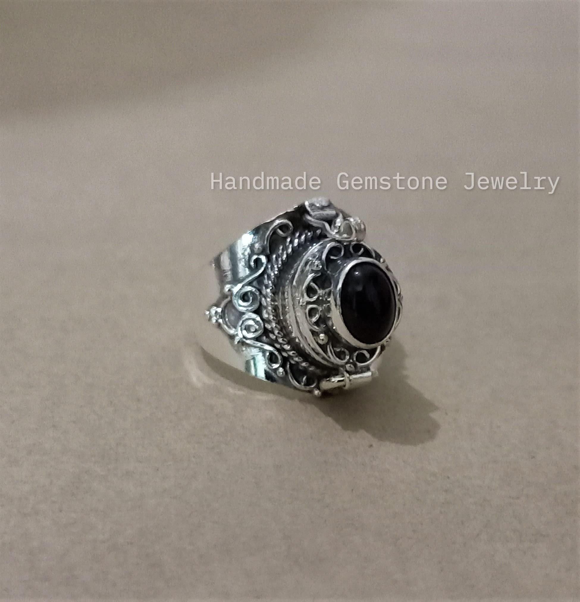 Black Onyx Ring for Men & Women - Poison Box Ring with Secret Compartment - Healing Crystal & Birthstone Jewelry - Natural Stone Locket Ring for Gifts, Healing, and Secret Messages - Perfect for Weddings, Anniversaries, and Spiritual Protection