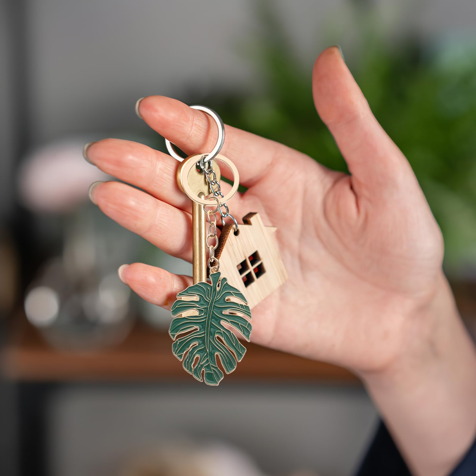 SOIMISS Monstera Leaf Keychain Set of 2 - Tropical Green Metal Keychain Charm for Car Keys, Bags & Purses - Unisex Plant Jewelry for Women & Men - Perfect for Beach Vacation, Boho Decor & Tropical Themed Parties