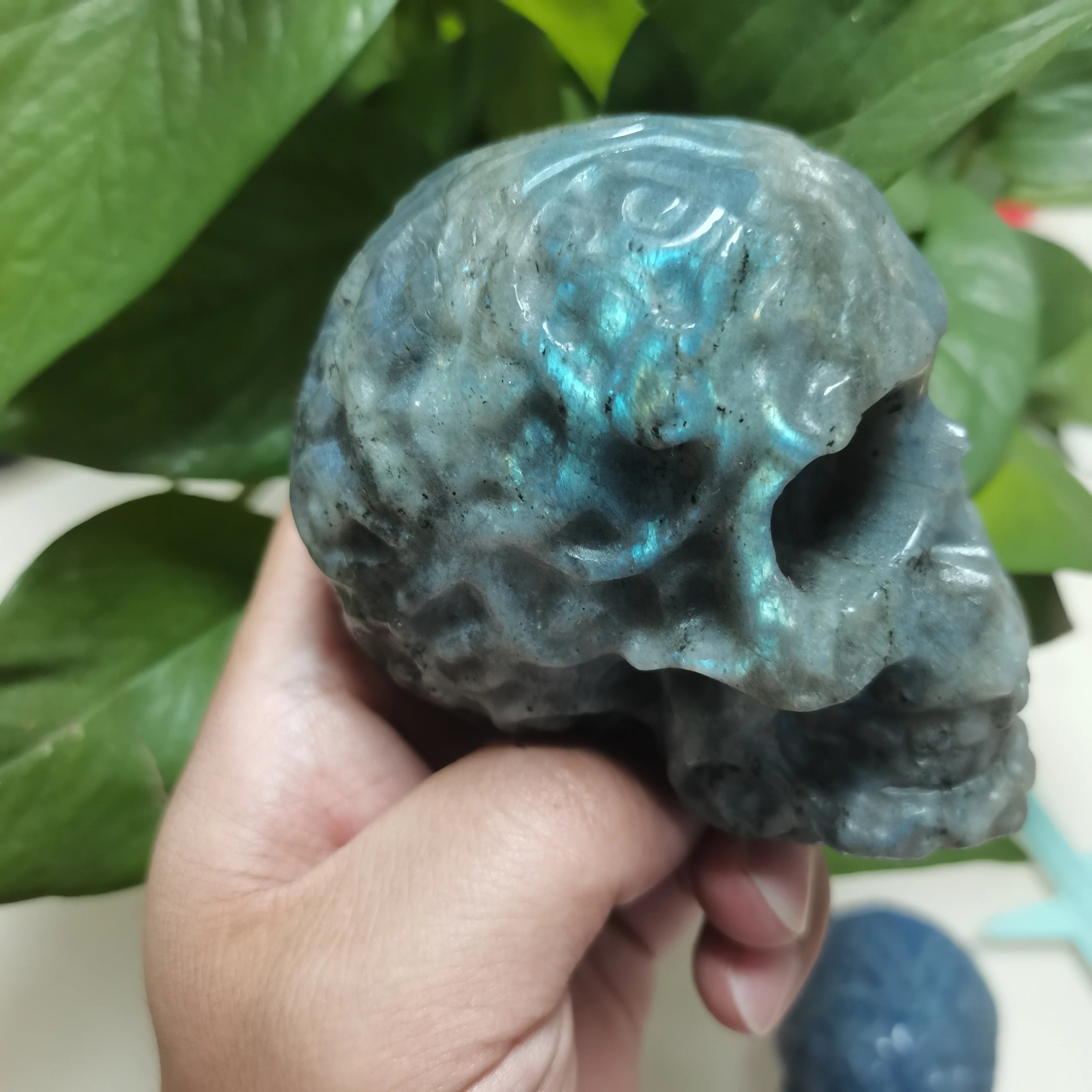 750g 110mm Natural Labradorite Skull Carving - Healing Crystal Gemstone, Reiki Energy Stone, Feng Shui Home Decor, Unique Gift for Collectors & Spiritual Practitioners (Perfect for Meditation Spaces & Altar Displays)