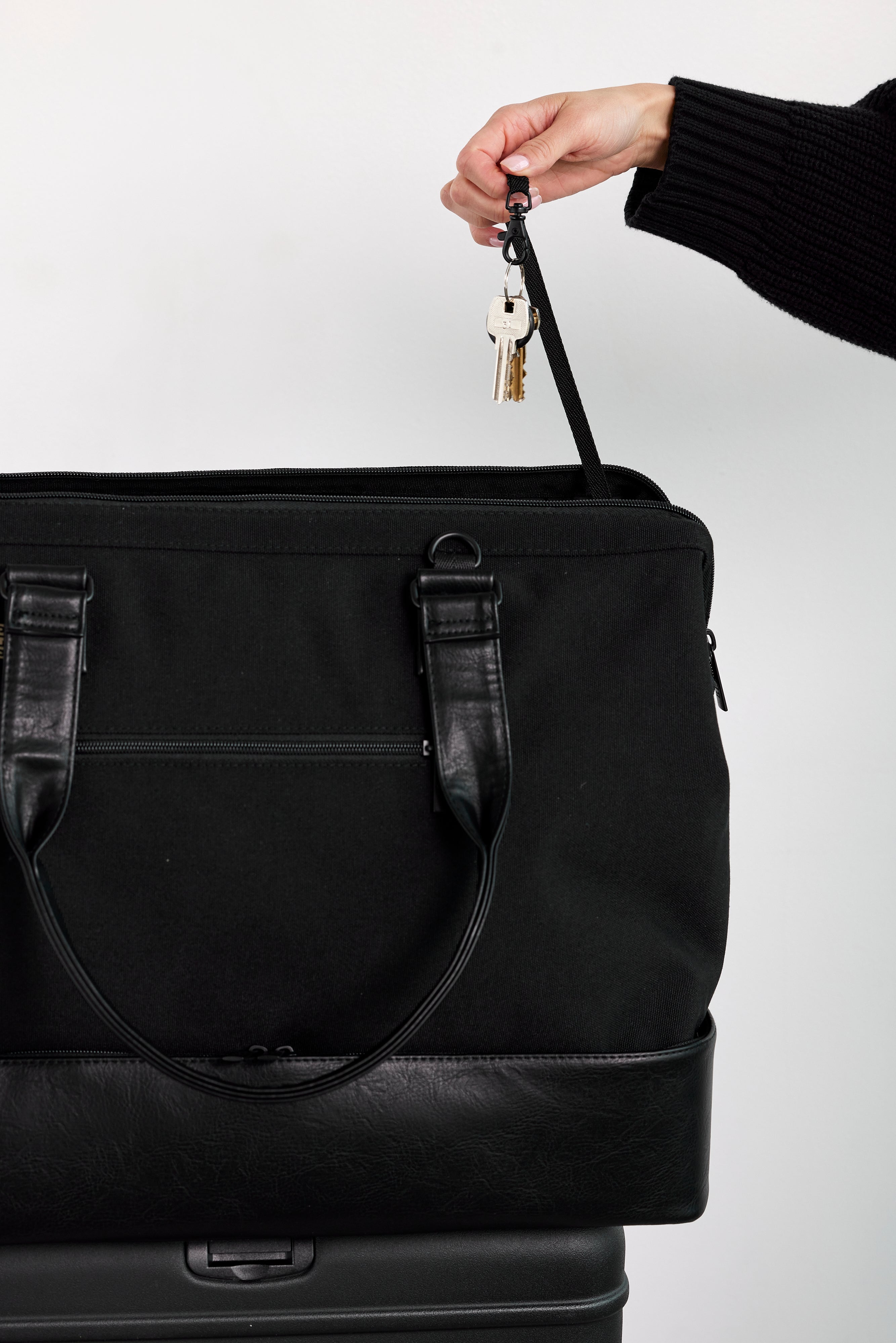 The Weekender Duffle Bag in Black - Perfect for Travel, Gym, and Weekend Getaways