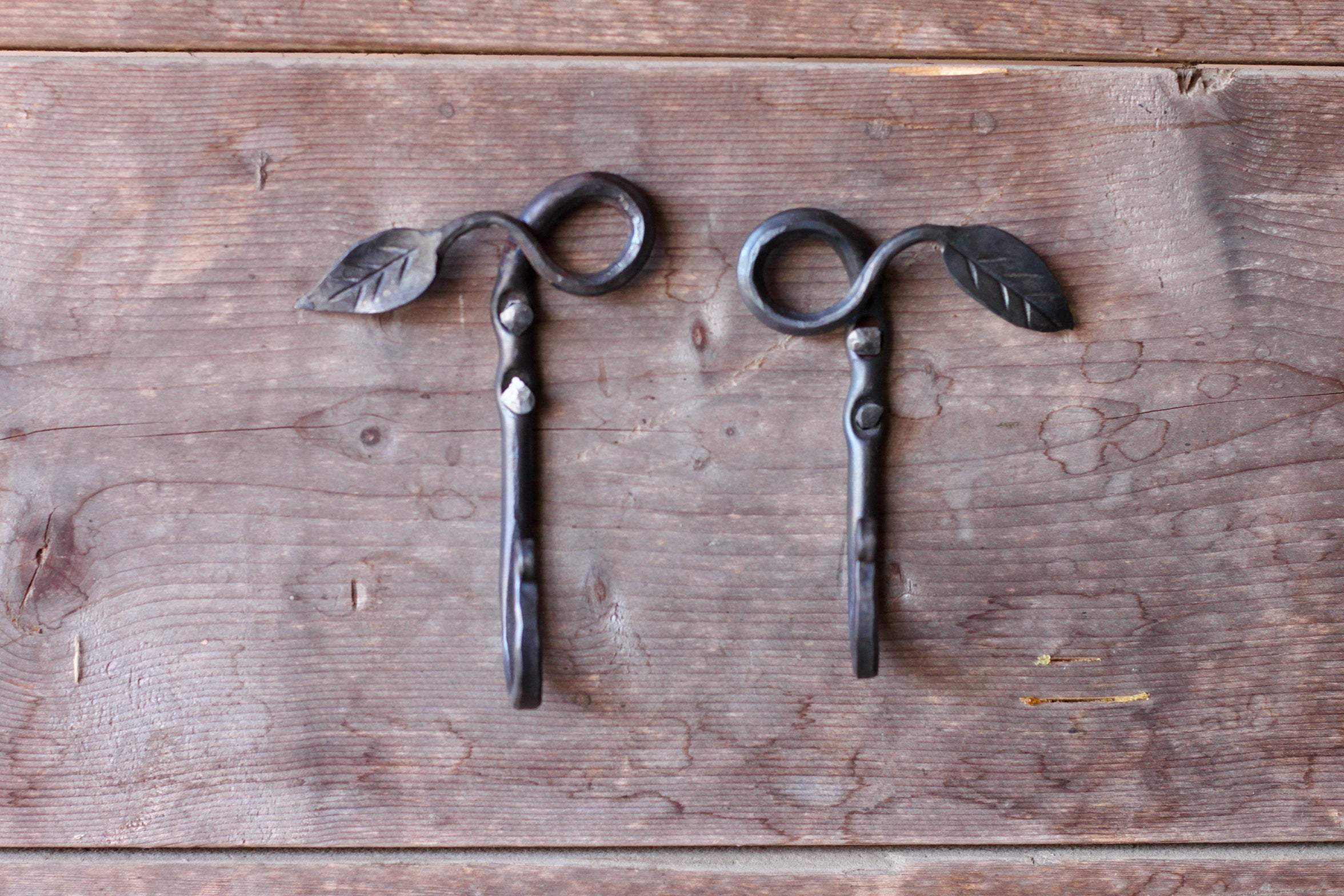 Hand Forged Leaf Hook - Rustic Wall Decor for Hanging Plants, Keys, and Coats - Perfect for Farmhouse, Garden, and Entryway Organization