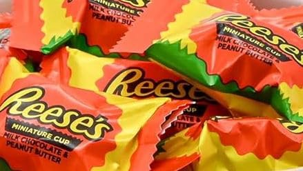 Reese's Miniature Milk Chocolate Peanut Butter Cups - 50 Count Bulk Pack (Approx. 1 lb) - Individually Wrapped for Freshness - Perfect for Halloween Candy, Party Favors, Office Snacks & Gift Baskets