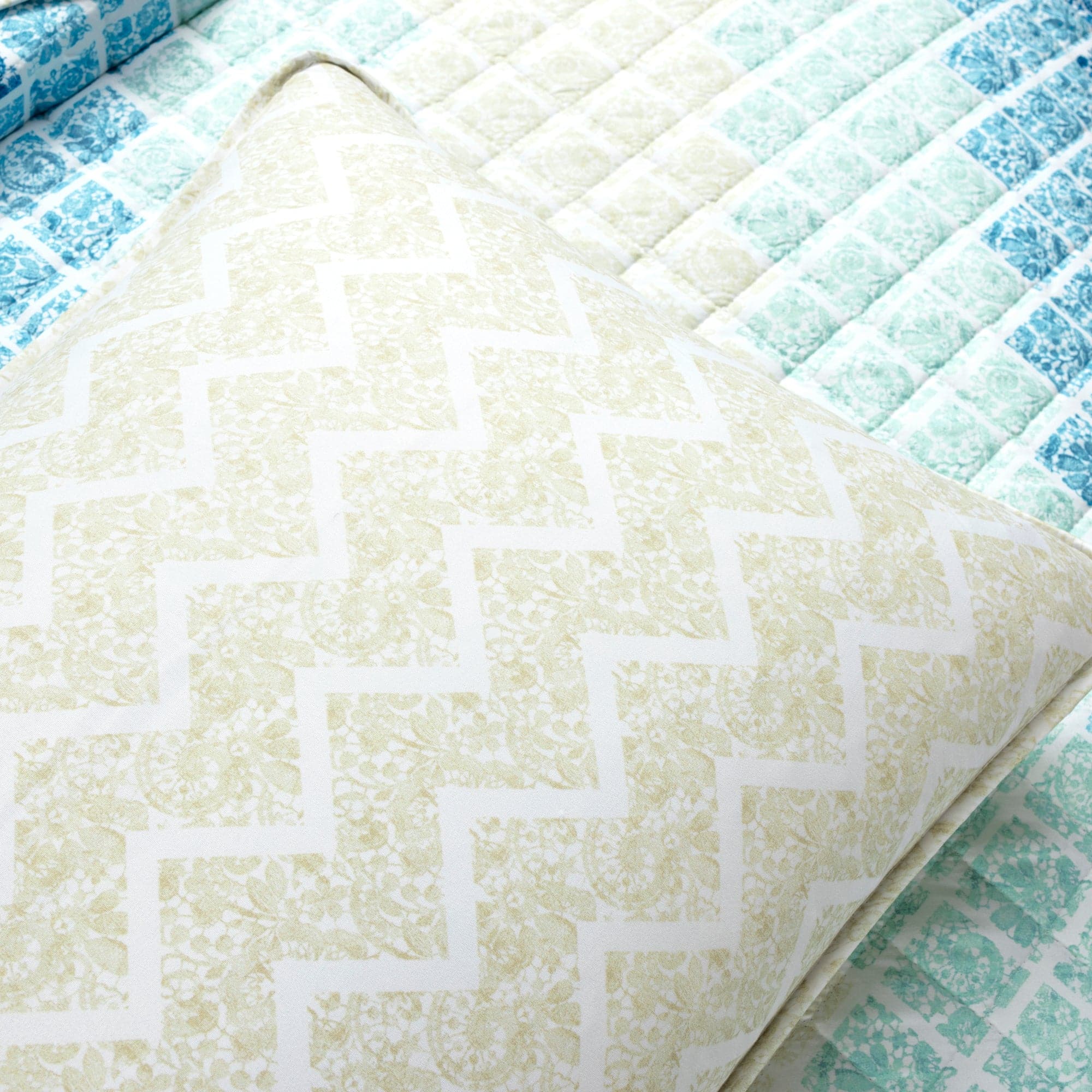 Medallion Ombre Reversible Quilt 3-Piece Bedding Set - King/Queen Size Comforter with Pillow Shams - Luxury Bedroom Decor for Modern Homes