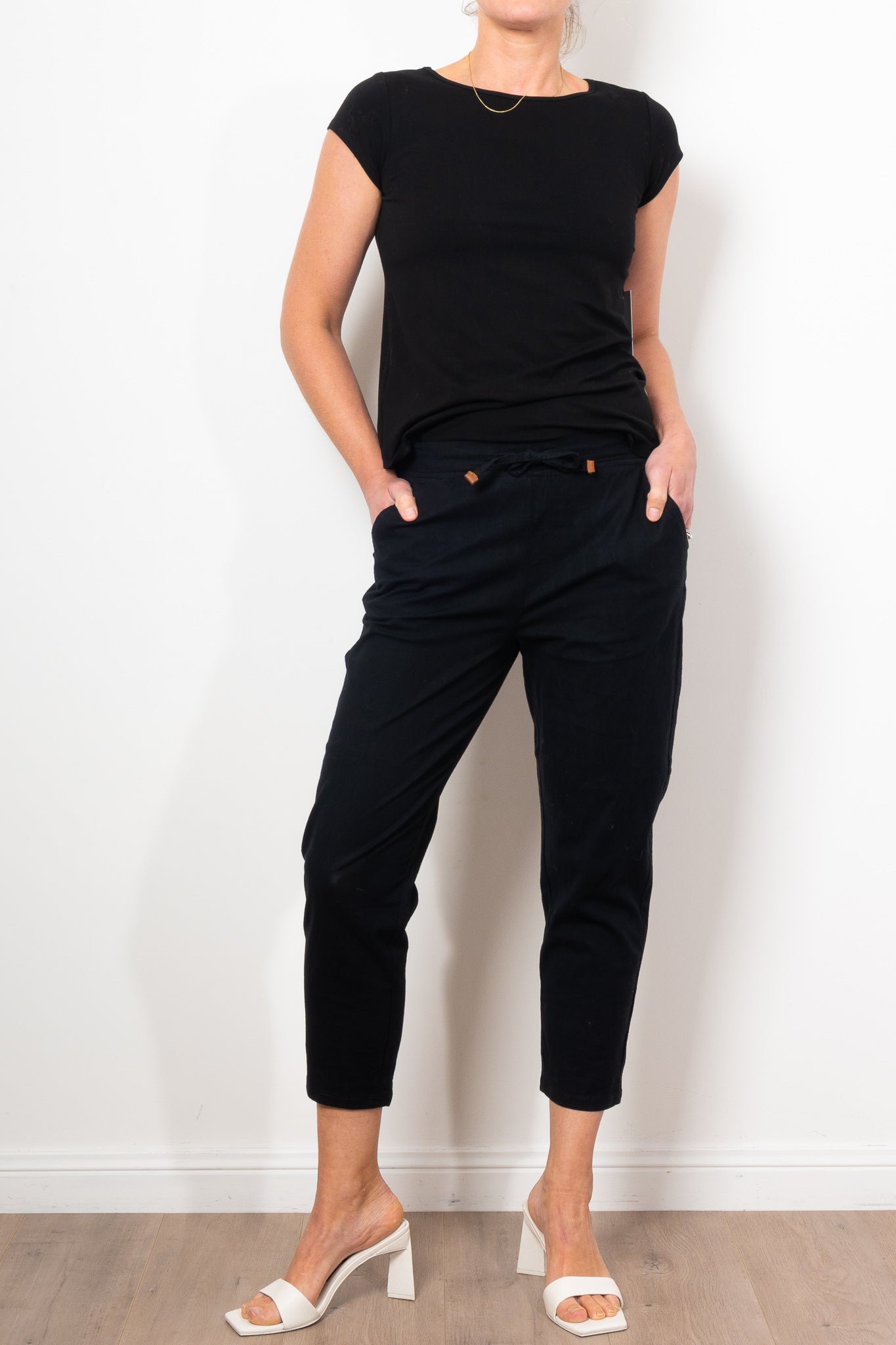 Vassalli Women's 7/8 Length Skinny Stretch Lightweight Pants for Work, Travel & Everyday Comfort