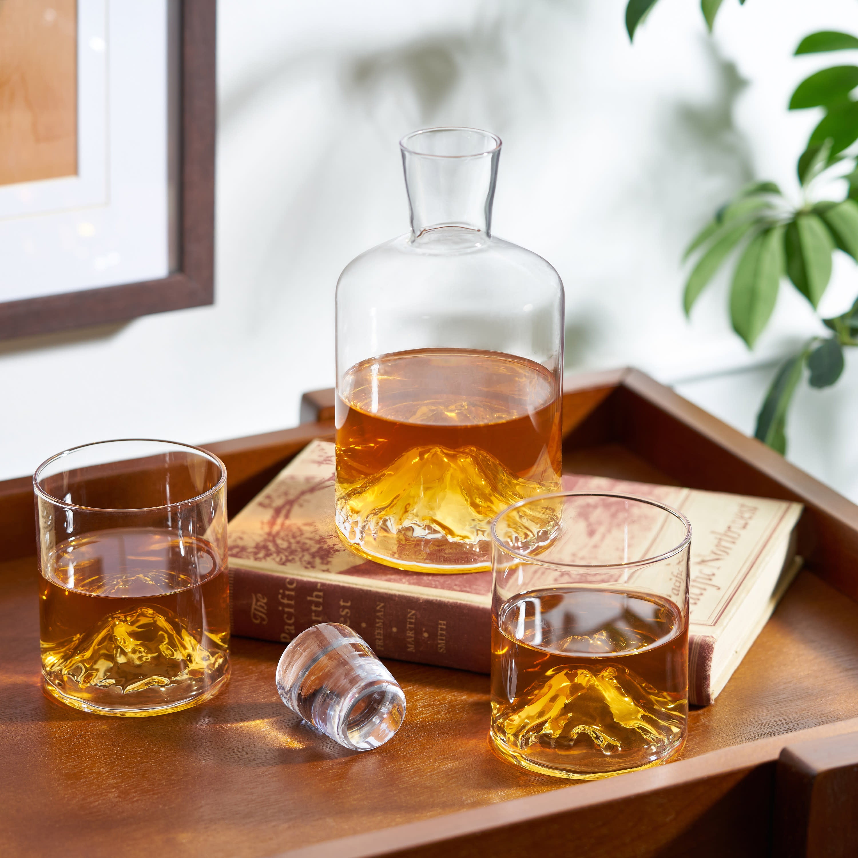 Premium Mountain Crystal Liquor Decanter Set - Elegant Whiskey & Bourbon Decanter with 2 Glasses - Perfect for Home Bar, Gifts & Entertaining