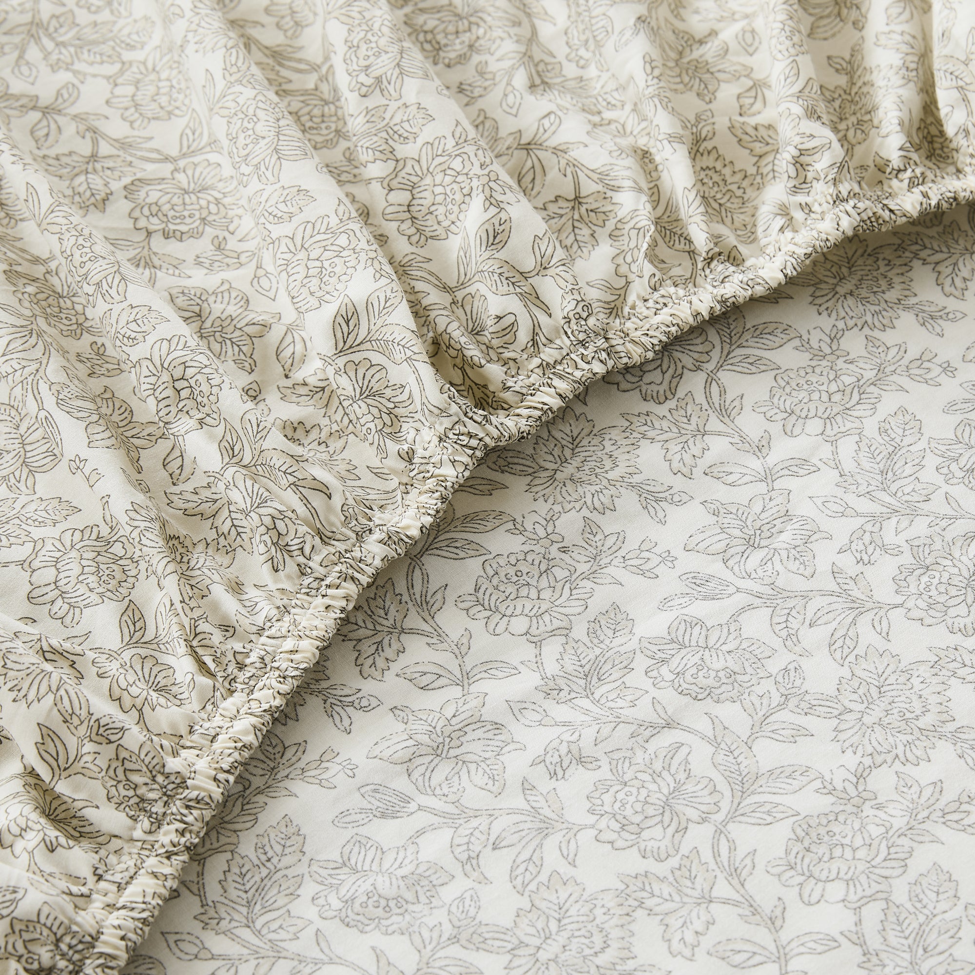 Zara Floral Print 100% Cotton Bed Sheet Set - Queen Size, 4-Piece Set for Soft & Breathable Bedding | Perfect for Master Bedroom, Guest Room & Dormitory