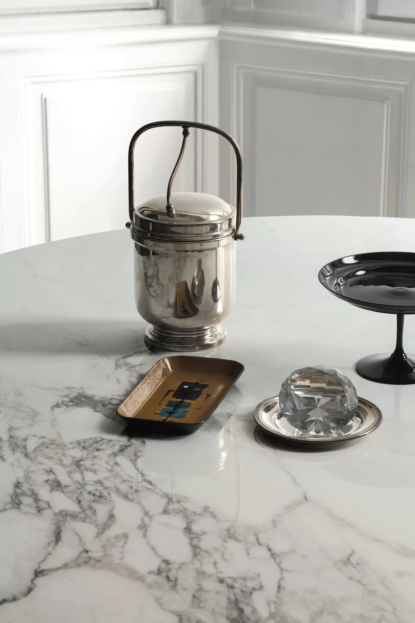 Barone Round Marble Coffee Table - Elegant White Carrara Marble Top with Gold Metal Base - Perfect for Living Room, Dining Area or Office Decor