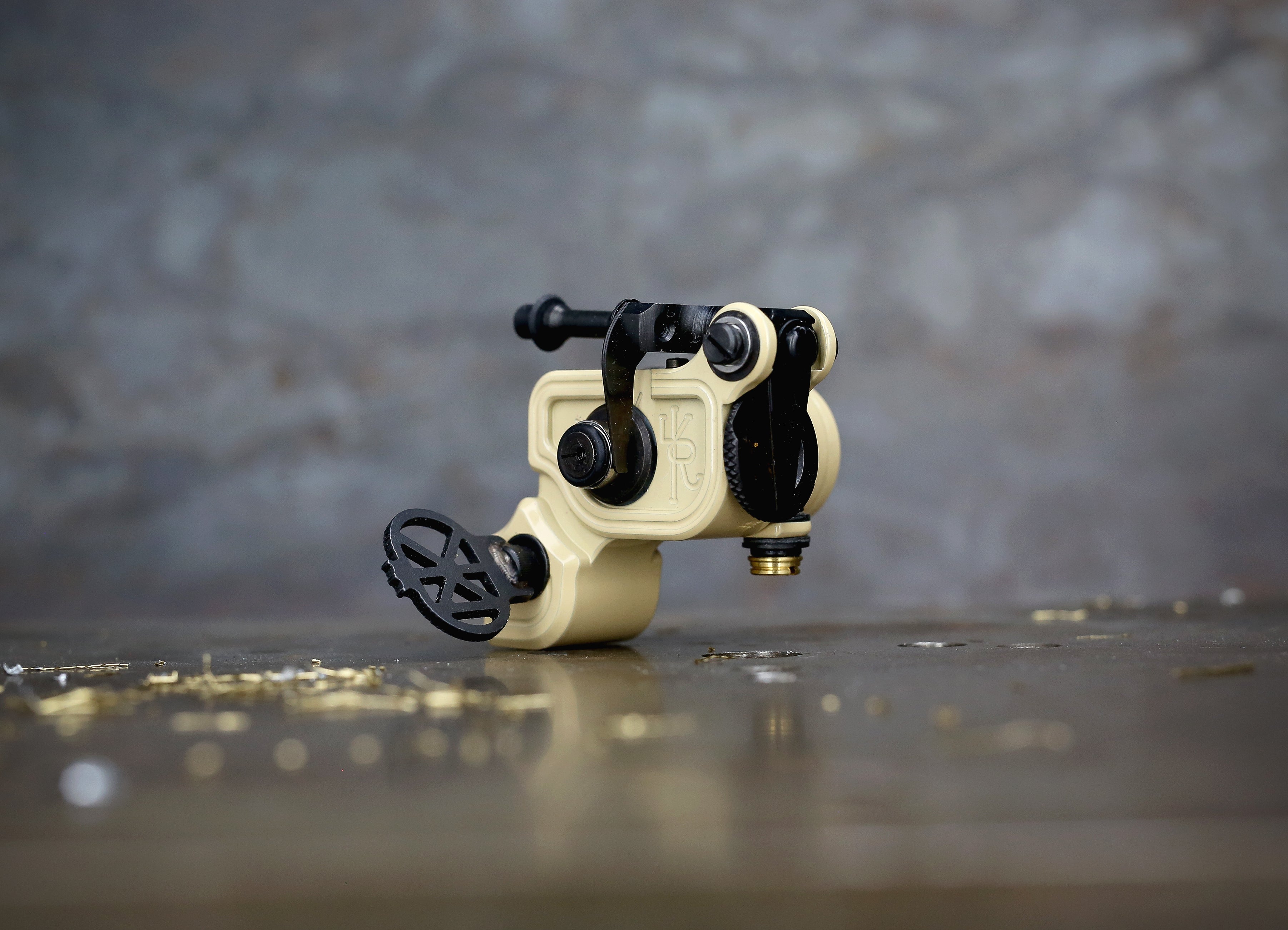 Dan Kubin Sidewinder 46er Featherweight Sand & Black Aluminum RCA with Clip Cord - Perfect for Tattoo Artists & Professional Studio Use