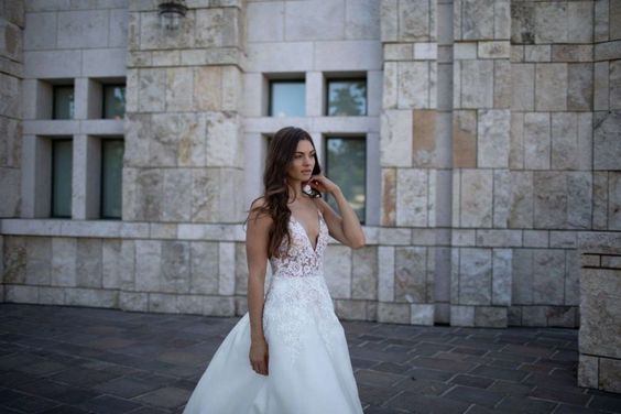 Erin Cole Demi Sample Gown - Elegant Wedding Dress for Brides & Formal Events | Perfect for Bridal Showers, Photos Shoots & Special Occasions