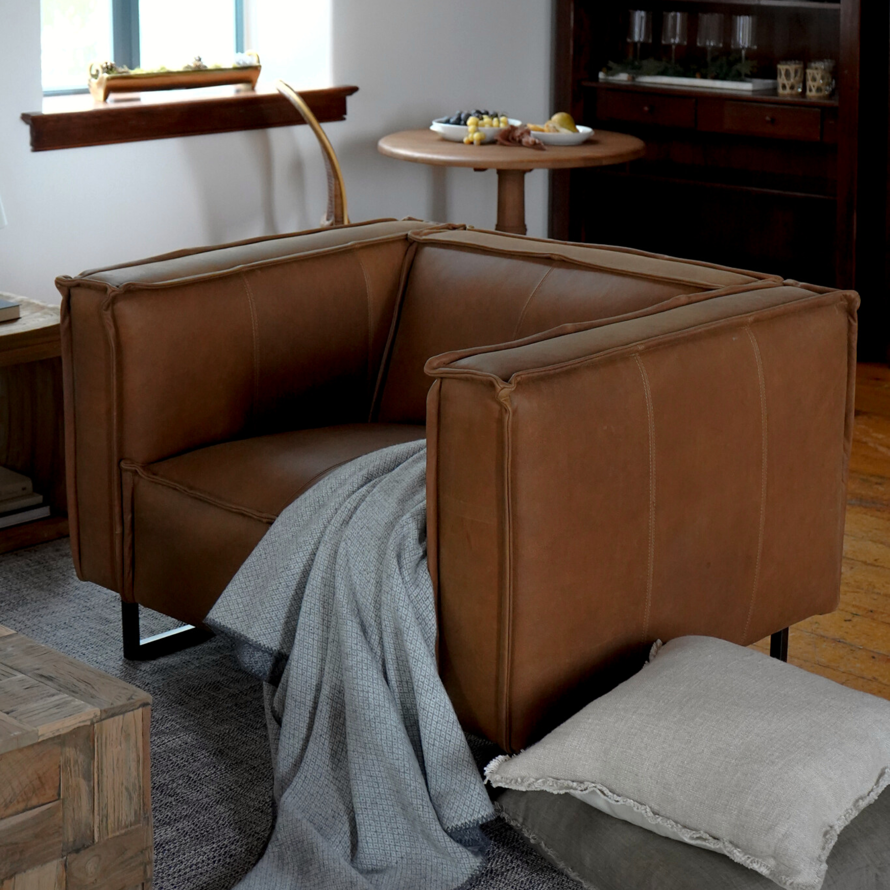 Premium Brentwood Leather Chair - Modern & Comfortable Living Room Seating for Home & Office - Perfect for Relaxing, Reading & Entertaining Guests