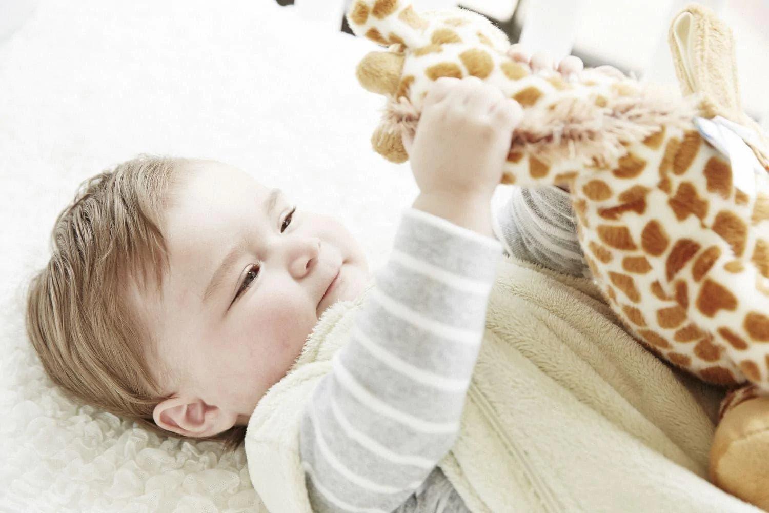 Cloud B Gentle Giraffe™ Soother - White Noise Night Light for Baby Sleep Aid | Nursery Decor & Newborn Gift Idea | Perfect for Bedtime, Naptime & Travel