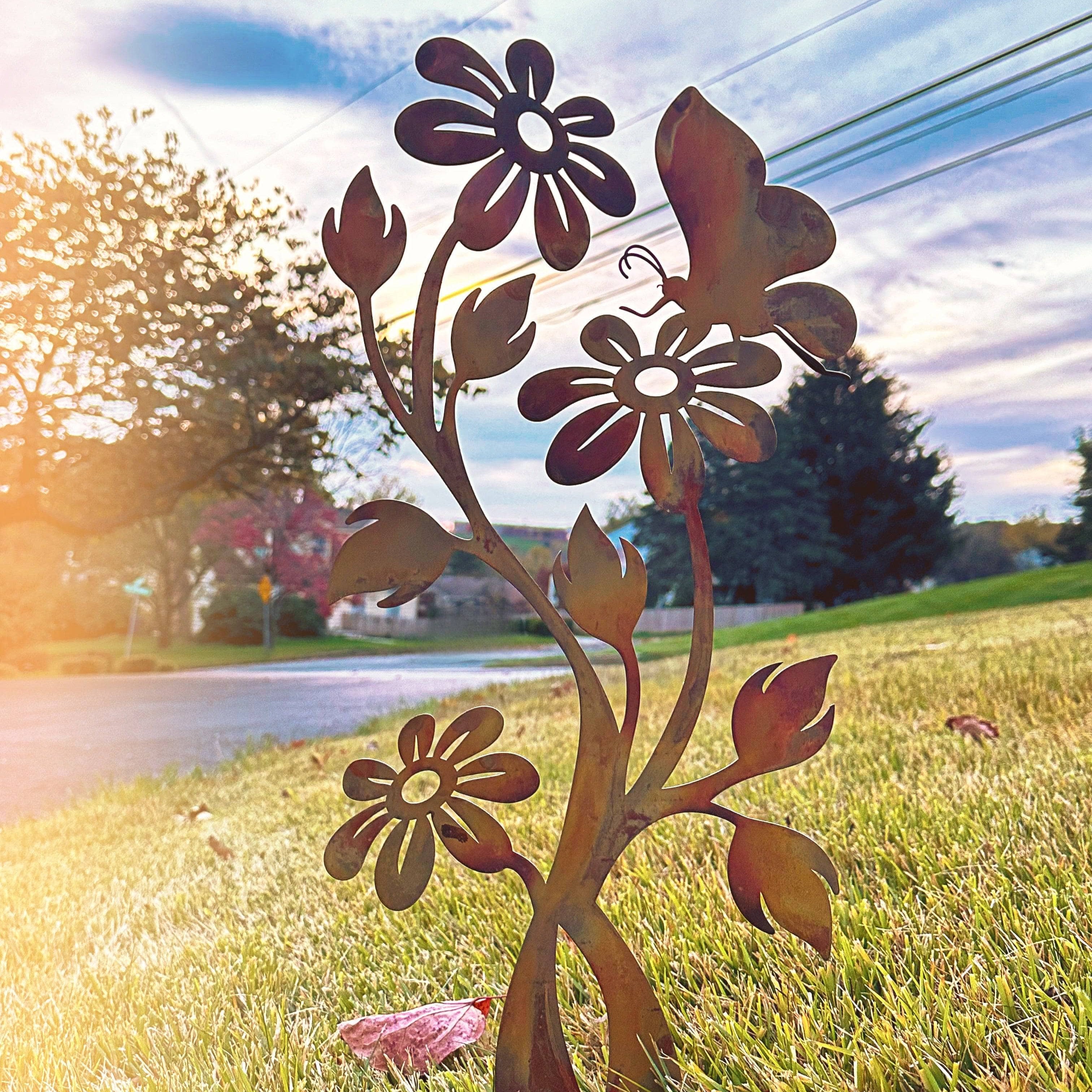 Beautiful Daisy Flamed Garden Stake - Decorative Outdoor Metal Flower Stake for Yard, Lawn, and Garden Decor - Perfect for Patio, Backyard, and Landscape Design