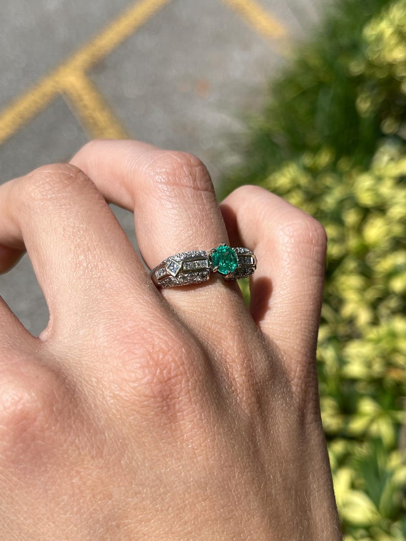 1.85tcw 18K Gold Round Cut Colombian Emerald & Diamond Accent Ring - Elegant Jewelry for Weddings, Anniversaries & Special Occasions