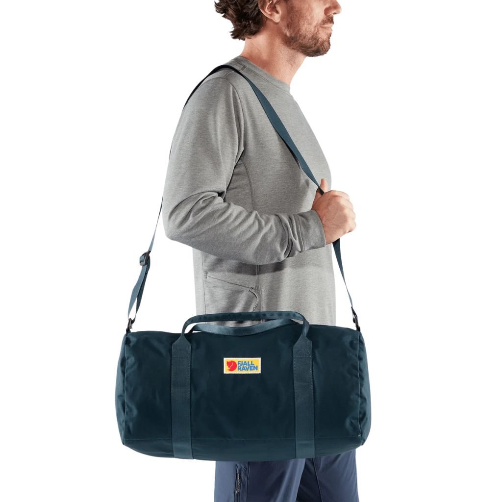 Fjallraven Vardag 30L Duffel Bag - Waterproof Travel Duffel for Men & Women, Weekender Overnight Bag with Shoulder Strap - Perfect for Gym, Camping, Hiking & Weekend Trips (Deep Forest Green)