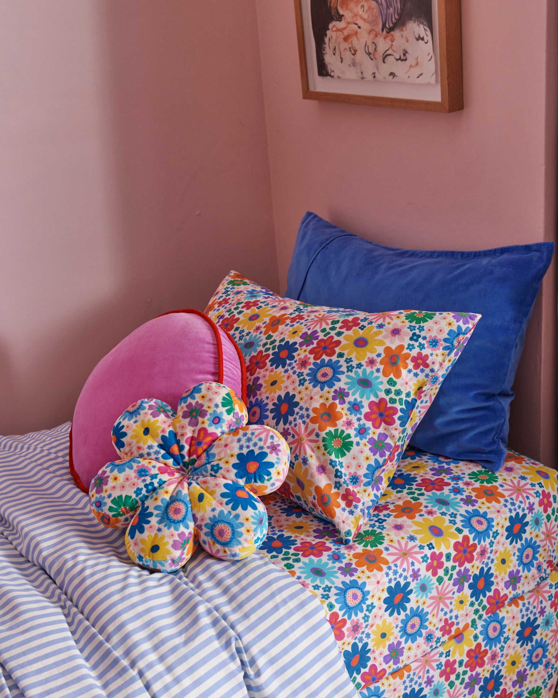 Premium Dolphin Blue Velvet Pillowcase - Soft & Luxurious Hypoallergenic Pillow Cover for Bedroom Decor - Perfect for Home, Hotel, and Gift Giving