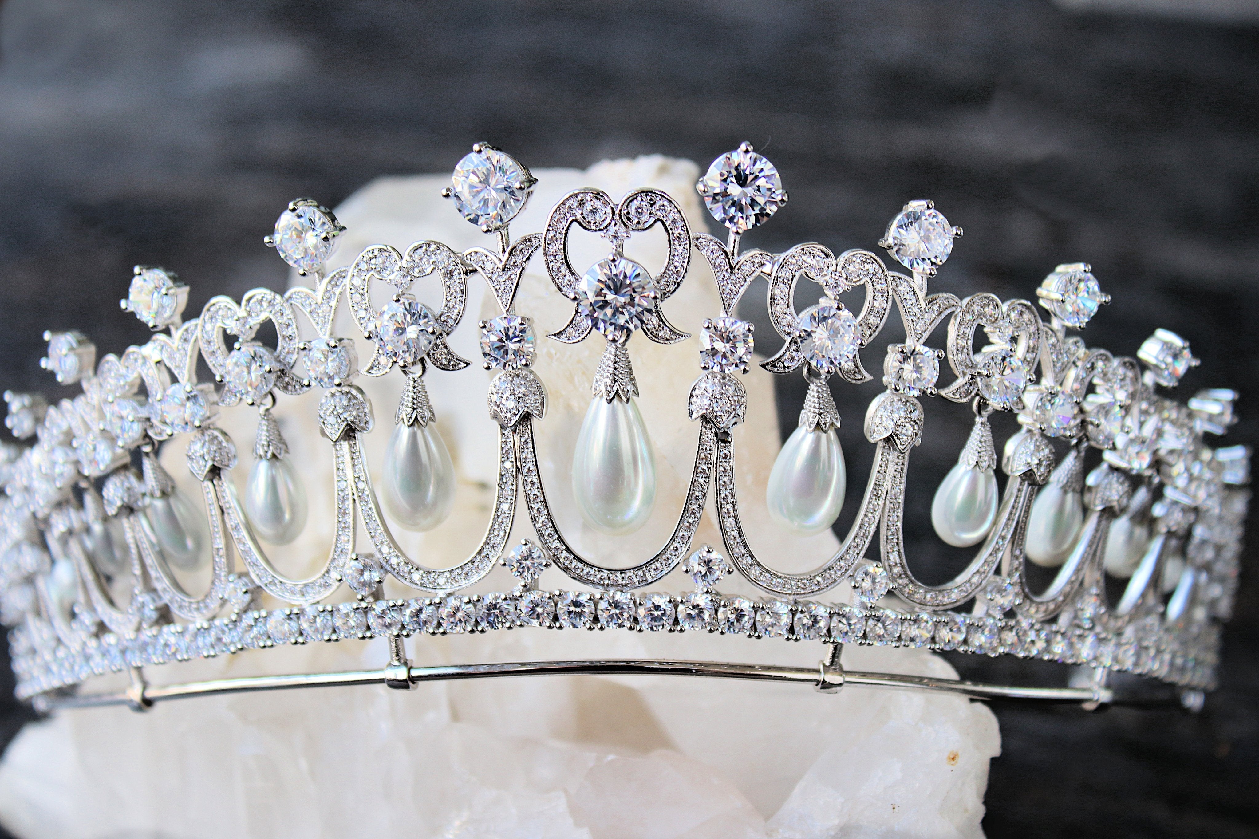 Elegant Lovers Knot Tiara Crown - Vintage Inspired Bridal Hair Accessory for Weddings, Prom, and Special Occasions