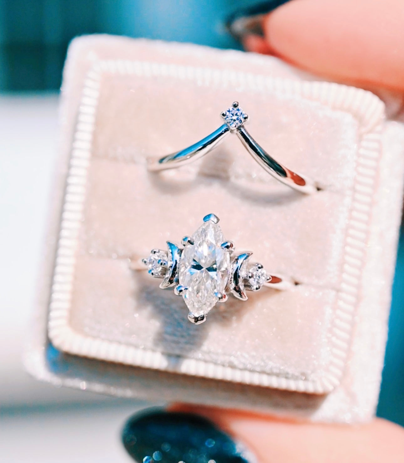 Exquisite 14K White Gold Crescent Moon Moissanite Engagement Ring Set for Women - Perfect for Proposals, Anniversaries & Special Occasions