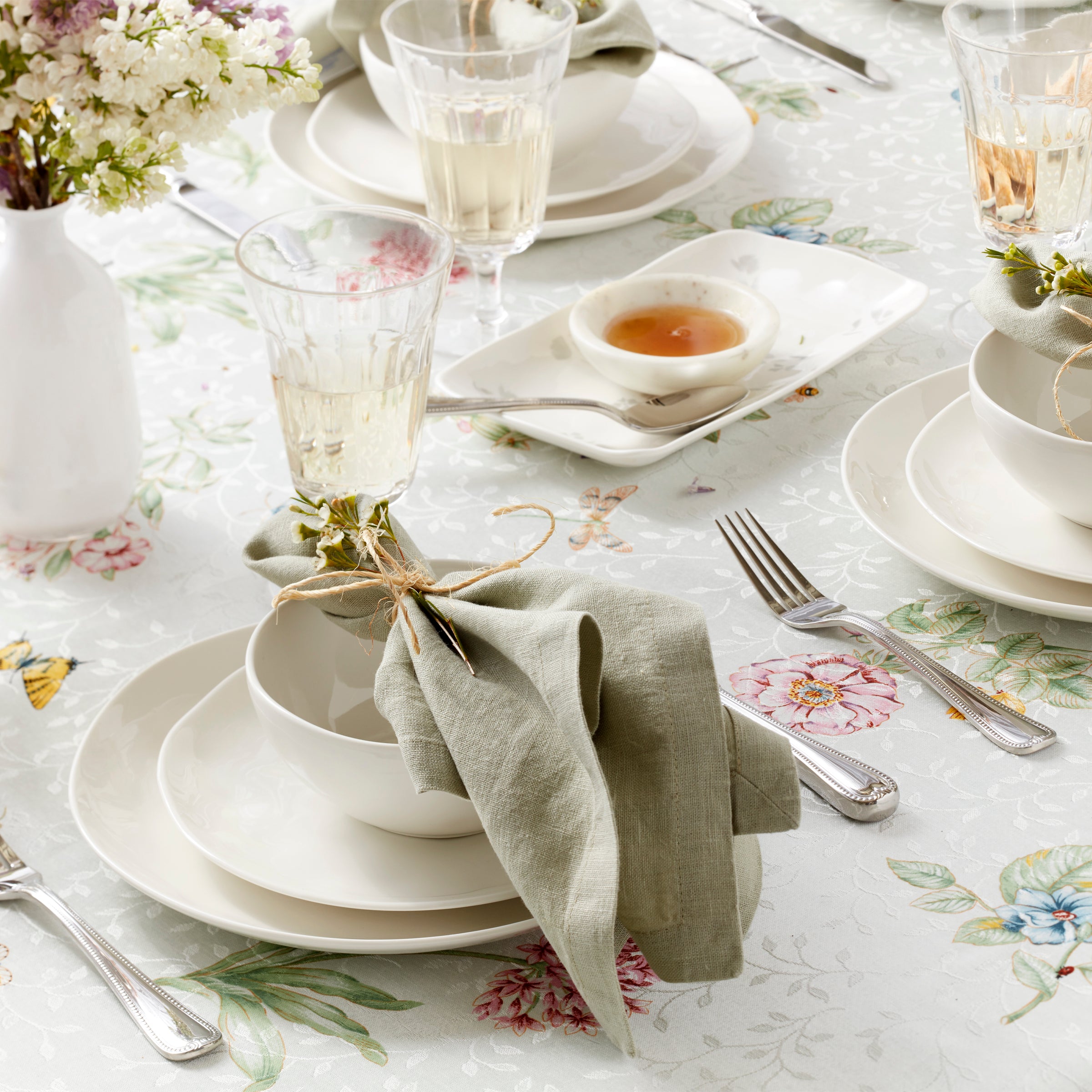 Bay Colors 12-Piece Dinnerware Set in Classic White - Elegant Dinner Plates, Salad Plates, Bowls & Mugs - Perfect for Family Dinners, Parties & Restaurant Use