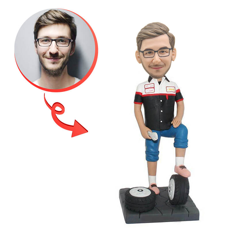 Custom Auto Repairman Bobblehead - Personalized Car Mechanic Dashboard Decoration for Office Desk, Gift for Car Lovers & Automotive Enthusiasts