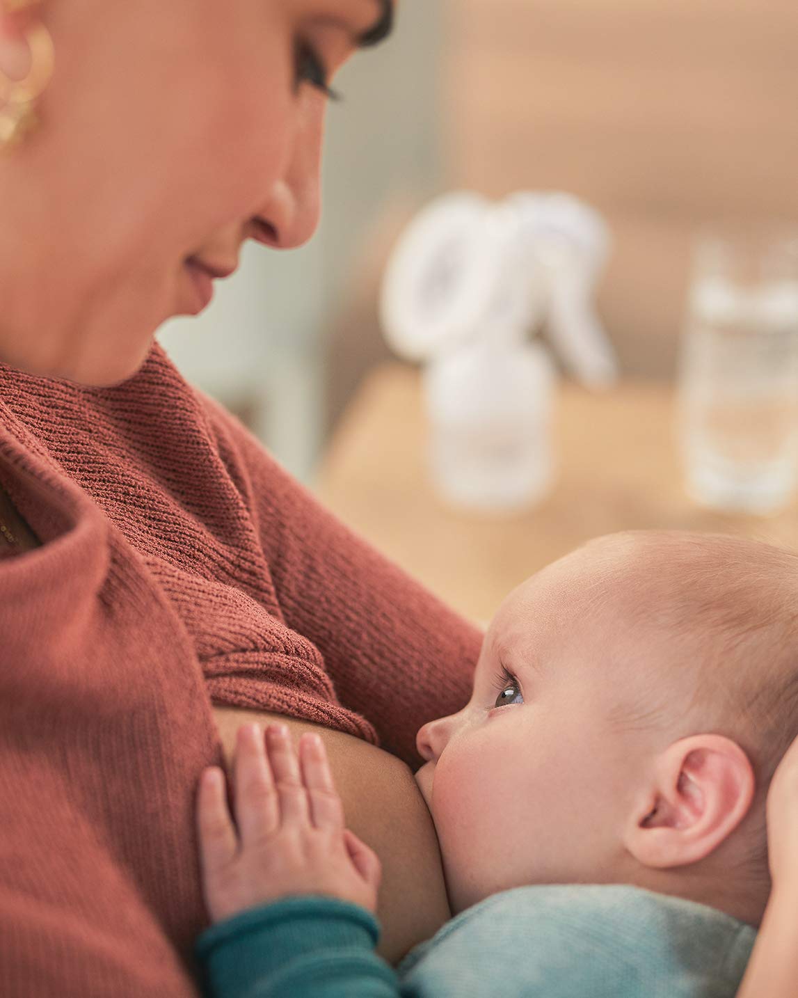 Philips Avent Manual Breast Pump with Natural Motion Technology - SCF430/10 - Comfortable & Efficient for Nursing Moms at Home or Travel