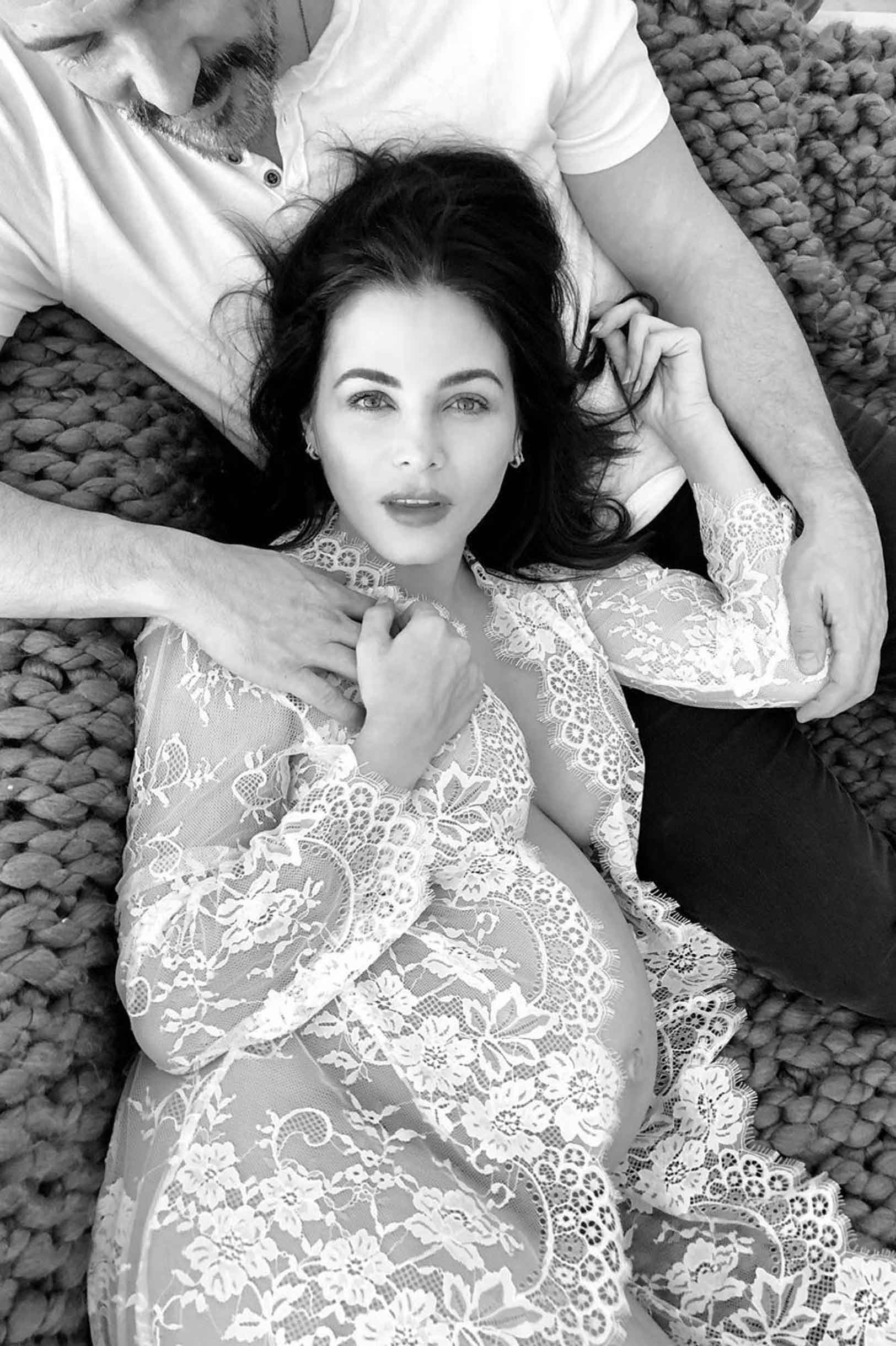 Elegant Swan Queen Ivory Lace Bridal Robe Gown with Scalloped Train - Perfect for Wedding, Bridal Shower, and Honeymoon Photoshoots