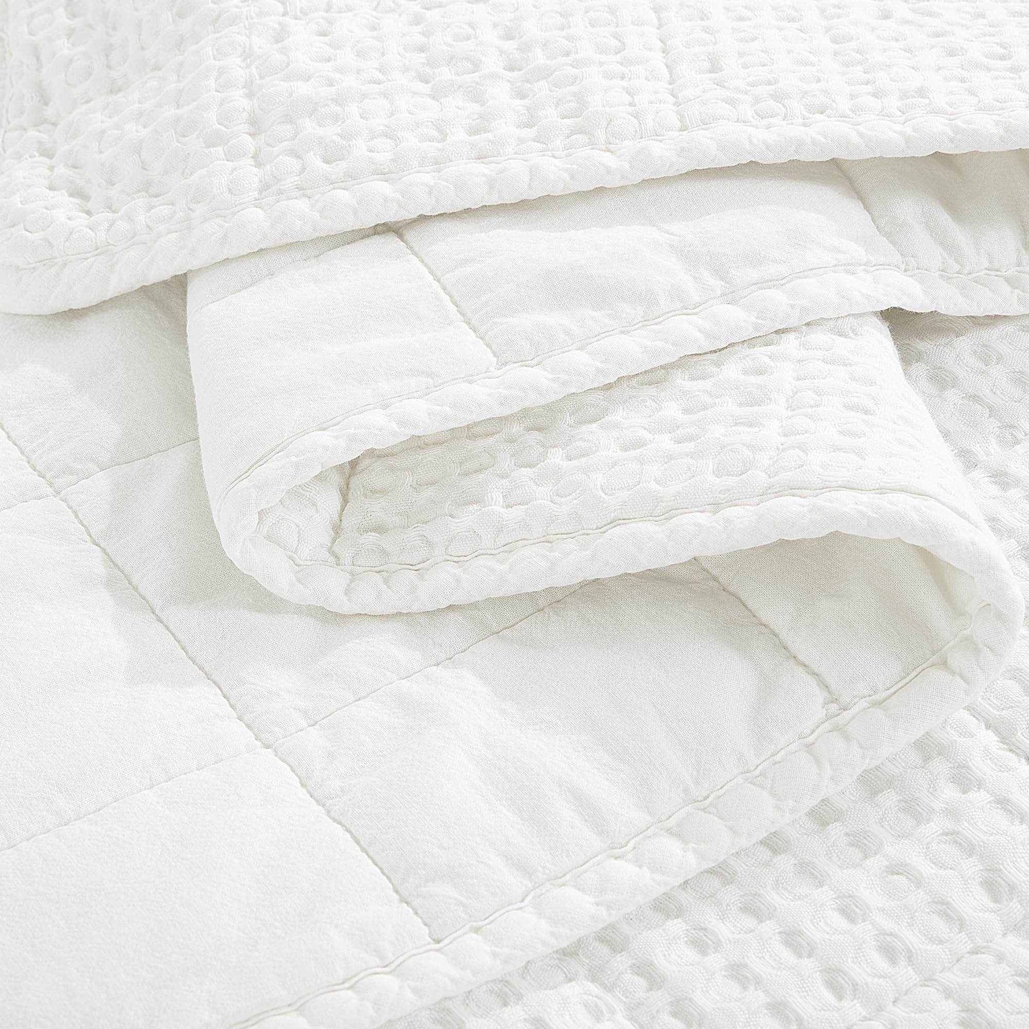 HOMBYS Oversized King Bedspreads 120x128 Inches, 100% Cotton Waffle Weave Quilt Set - Extra Large Coverlet Set in White, Lightweight Bedding for Big Beds (1 Quilt + 2 Pillow Shams) - Perfect for Master Bedrooms, Guest Rooms & Cozy Home Decor