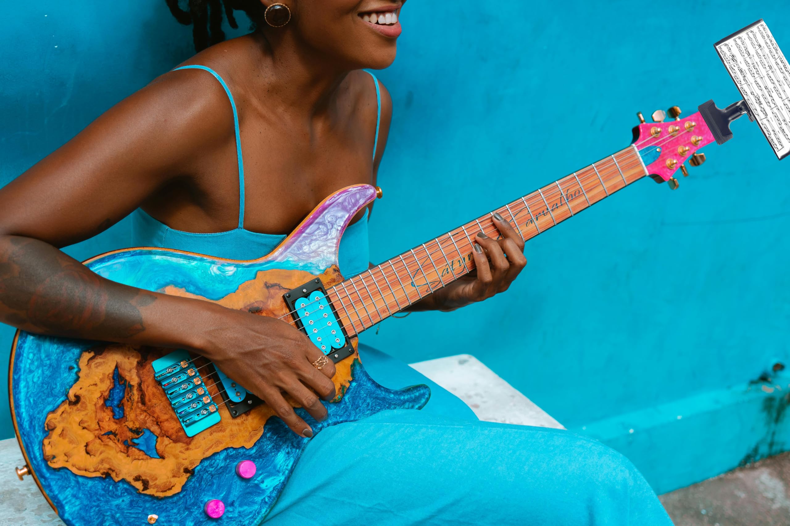 **Universal Guitar Phone Holder for Live Streaming & Teaching Videos - Compatible with iPhone, Android, Electric/Acoustic Guitars & Ukulele - Perfect for Musicians, Teachers & Content Creators**