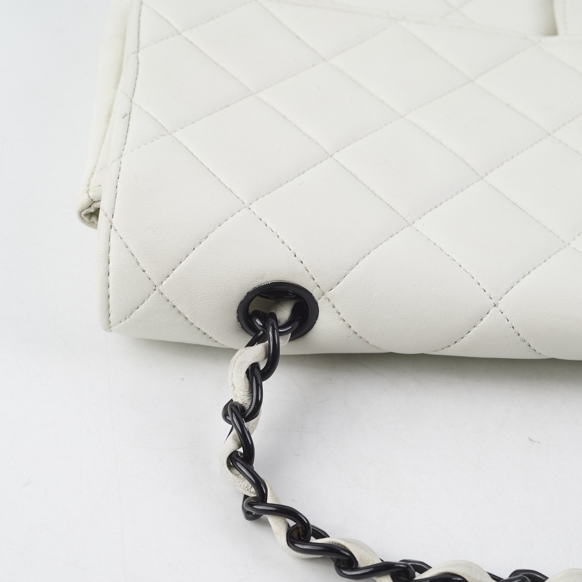 Chanel Matelasse Quilted Leather Shoulder Bag in White - Luxury Crossbody Purse for Women, Perfect for Date Night & Evening Events