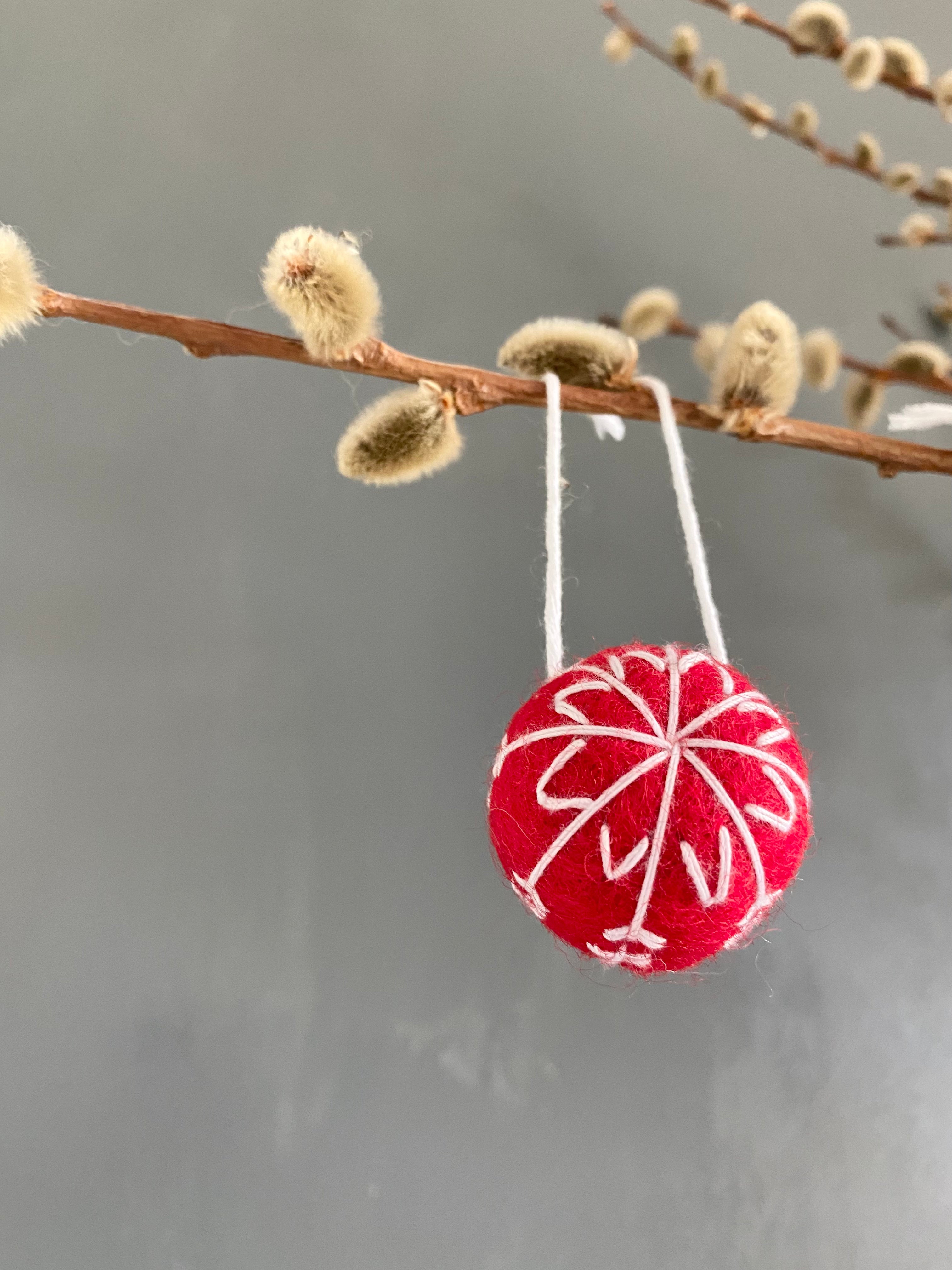 Snowflake Loose Balls - 100pcs Christmas Tree Decorations for Holiday Party, Home & Office Decor - Perfect for DIY Crafts, Winter Wedding, Xmas Ornaments and Festive Decorations