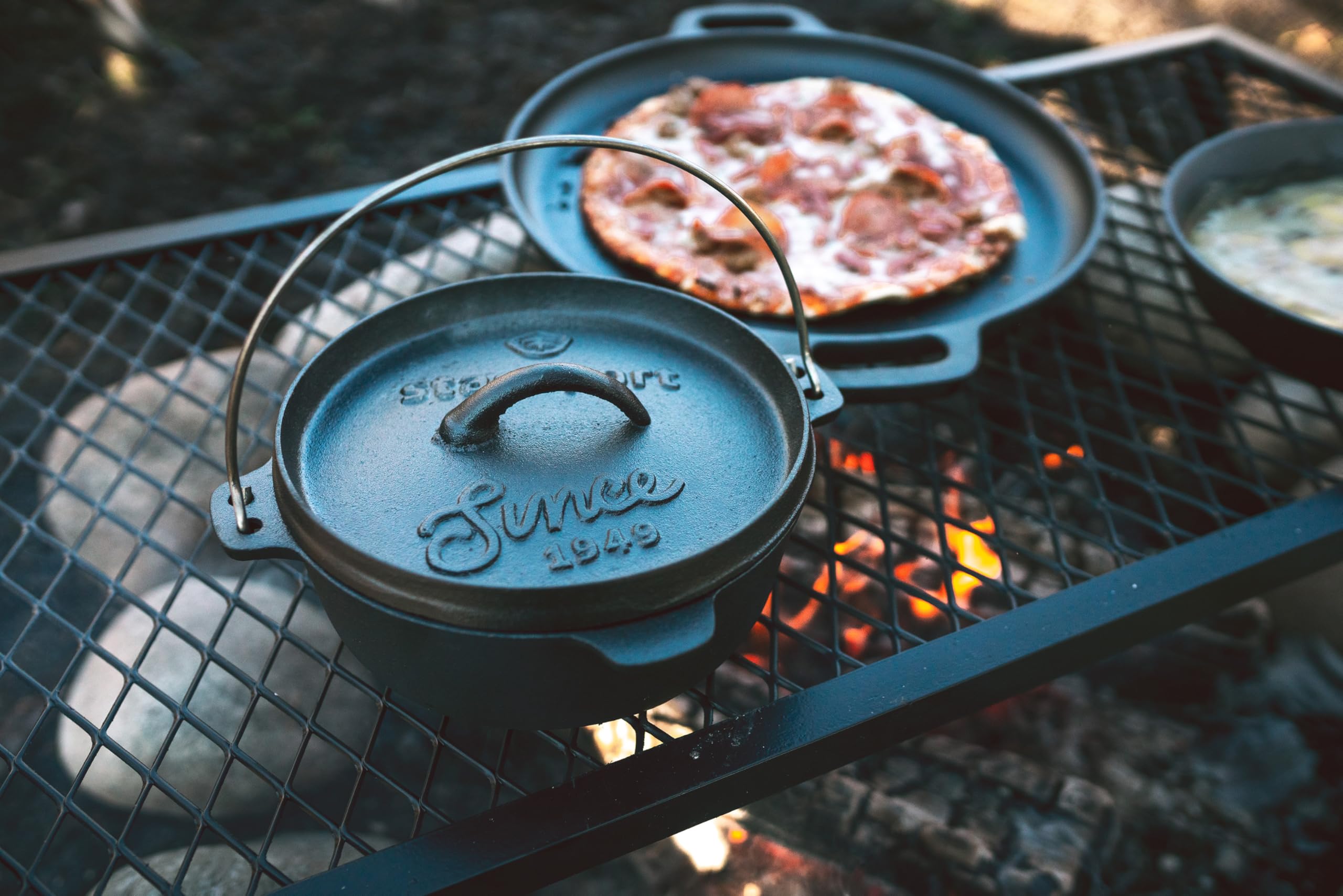 Stansport Pre-Seasoned Cast Iron Dutch Oven - 5 Quart Enameled Camping Cookware for Outdoor Cooking, Baking, Stewing & Campfire Meals - Perfect for Camping, Backpacking & Home Kitchen Use