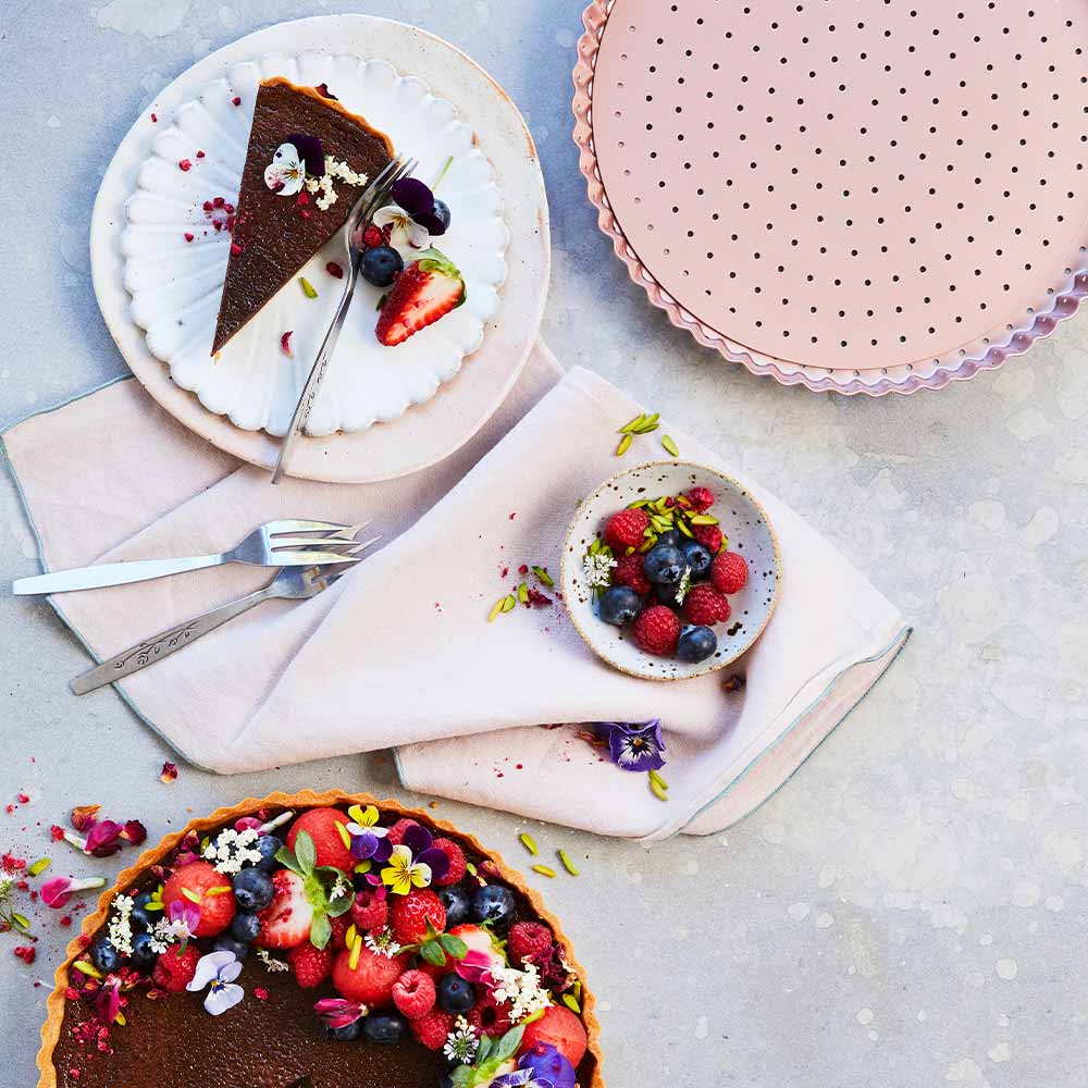Premium Rose Gold Perforated Round Quiche & Tart Pan - Nonstick Baking Dish for Perfect Pastries, Pies & Tarts | Ideal for Home Bakers & Professional Chefs | Great for Holidays, Dinner Parties & Family Gatherings