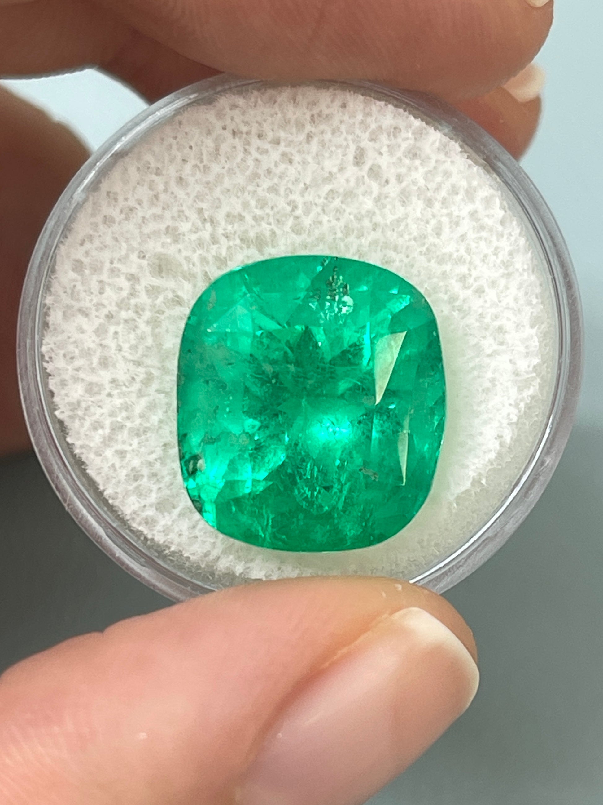 12.27 Carat Muzo Colombian Emerald - Natural Loose Green Cushion Cut Gemstone (15x14mm) for Jewelry Making, Engagement Rings & Luxury Gifts